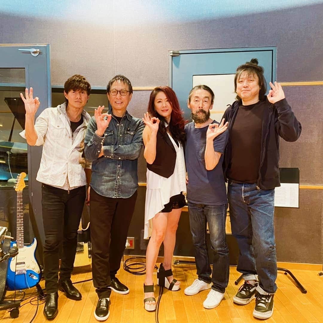 大黒摩季さんのインスタグラム写真 - (大黒摩季Instagram)「『 神聖な日 』5/27今日は、私の #永遠のヒロイン ❇️ #ZARD #坂井泉水  ちゃんのご命日 。そして大黒摩季のデビュー日🌱そしてNewシングル『 OK 』の配信スタート‼️✨ : 思いの丈は、リリース原稿4500文字以上に渡って😂書いたので、そちらを見てくださーい😉💕🤘 : 毎年、この日は感慨深く優しく、静かにお空の泉水ちゃんとお話しする日❇️泉水ちゃんの止まった時から先を、楽しく色んなお土産話しを持ってお空で再会できるように、全力で生きるね💗ありがとうLove💝Big Sister🌹 : そして今日は、  #緊急事態宣言解除 ということでやっとスタジオで歌入れ🤣❣️💖こんなに嬉しい気持ちはプロのスタジオに初めて入れた19歳以来かも🎵勿論、 #ソーシャルディスタンス や感染防止対策しながら✋ : 『 OK 』が完成し産声をあげたスタジオで、生んでくれたピアノで、しばらく弾き語りして、別曲歌入れ～コーラス🎶😆💃当たり前に側にいた音楽、呼吸の様にある歌、隠れ家のように愛しいスタジオがこんなに幸せに感じるのは、 #自粛 のおかげだね😉🤘 : この『 OK 』は、人の声&生の人が成す上質なSoundをもって、皆さんの疲れた心、悔しさややるせなさ擦りきれそうな感情、孤独や虚無を抱きしめて、希望の光を導いてくれると思います✨💖是非、聞いて心の重荷下ろしてくださいね💕 : 大黒摩季を生かし愛し応援してくれる全ての皆様へ💖胸いっぱいの感謝を込めて、デビュー28年目をしっかり始動します❣️🔥👊お国の方針に沿いながら徐々に上げて行く⤴️⤴️⤴️からついてきてね😜💖我慢した分倍返し🔥👊 : ZARD 献花特設サイト : https://wezard.net/flowers/ : Sound Produce/Piano/Organ 武部聡志 Drum 河村"カースケ"智康 Bass 美久月千晴 Guitar 春畑道哉（TUBE） : Gospel Chorus 佐々木久美 大滝裕子（AMAZONS） 斉藤久美（AMAZONS） 吉川智子（AMAZONS） 田中雪子 吉岡悠歩 土居康宏（Unlimited tone：Dody） : ＜M'DRIVE＞ https://www.m-drive.net/ : ＜M'DRIVE mobile＞ https://www.mobile-m-drive.net/ : ＜公式HP＞ http://www.maki-ohguro.com/ :  #大黒摩季 #OK」5月27日 23時49分 - makiohguro