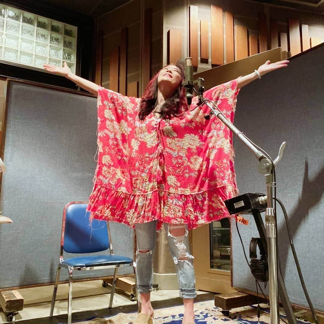 大黒摩季さんのインスタグラム写真 - (大黒摩季Instagram)「『 神聖な日 』5/27今日は、私の #永遠のヒロイン ❇️ #ZARD #坂井泉水  ちゃんのご命日 。そして大黒摩季のデビュー日🌱そしてNewシングル『 OK 』の配信スタート‼️✨ : 思いの丈は、リリース原稿4500文字以上に渡って😂書いたので、そちらを見てくださーい😉💕🤘 : 毎年、この日は感慨深く優しく、静かにお空の泉水ちゃんとお話しする日❇️泉水ちゃんの止まった時から先を、楽しく色んなお土産話しを持ってお空で再会できるように、全力で生きるね💗ありがとうLove💝Big Sister🌹 : そして今日は、  #緊急事態宣言解除 ということでやっとスタジオで歌入れ🤣❣️💖こんなに嬉しい気持ちはプロのスタジオに初めて入れた19歳以来かも🎵勿論、 #ソーシャルディスタンス や感染防止対策しながら✋ : 『 OK 』が完成し産声をあげたスタジオで、生んでくれたピアノで、しばらく弾き語りして、別曲歌入れ～コーラス🎶😆💃当たり前に側にいた音楽、呼吸の様にある歌、隠れ家のように愛しいスタジオがこんなに幸せに感じるのは、 #自粛 のおかげだね😉🤘 : この『 OK 』は、人の声&生の人が成す上質なSoundをもって、皆さんの疲れた心、悔しさややるせなさ擦りきれそうな感情、孤独や虚無を抱きしめて、希望の光を導いてくれると思います✨💖是非、聞いて心の重荷下ろしてくださいね💕 : 大黒摩季を生かし愛し応援してくれる全ての皆様へ💖胸いっぱいの感謝を込めて、デビュー28年目をしっかり始動します❣️🔥👊お国の方針に沿いながら徐々に上げて行く⤴️⤴️⤴️からついてきてね😜💖我慢した分倍返し🔥👊 : ZARD 献花特設サイト : https://wezard.net/flowers/ : Sound Produce/Piano/Organ 武部聡志 Drum 河村"カースケ"智康 Bass 美久月千晴 Guitar 春畑道哉（TUBE） : Gospel Chorus 佐々木久美 大滝裕子（AMAZONS） 斉藤久美（AMAZONS） 吉川智子（AMAZONS） 田中雪子 吉岡悠歩 土居康宏（Unlimited tone：Dody） : ＜M'DRIVE＞ https://www.m-drive.net/ : ＜M'DRIVE mobile＞ https://www.mobile-m-drive.net/ : ＜公式HP＞ http://www.maki-ohguro.com/ :  #大黒摩季 #OK」5月27日 23時49分 - makiohguro