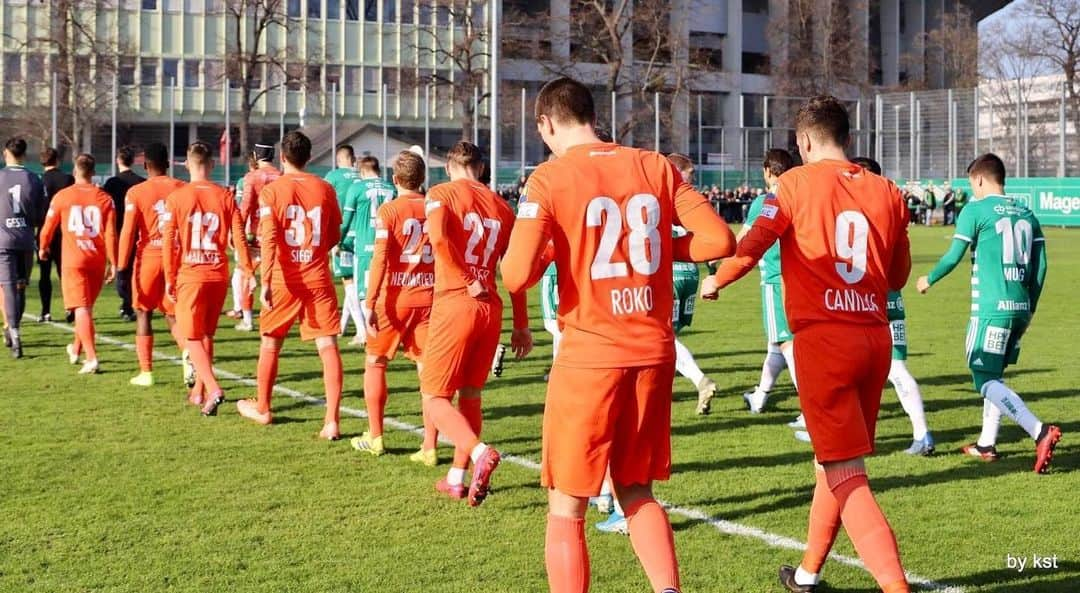 SVホルンさんのインスタグラム写真 - (SVホルンInstagram)「Morgen findet ein Testspiel nach der langen Corona Pause statt:  Der SV Horn spielt gegen den @skrapid1899 im Allianz Stadion. 17:00 ist Anpfiff ⚽️ #bepartofit #svhorn」5月27日 23時52分 - svhorn1922