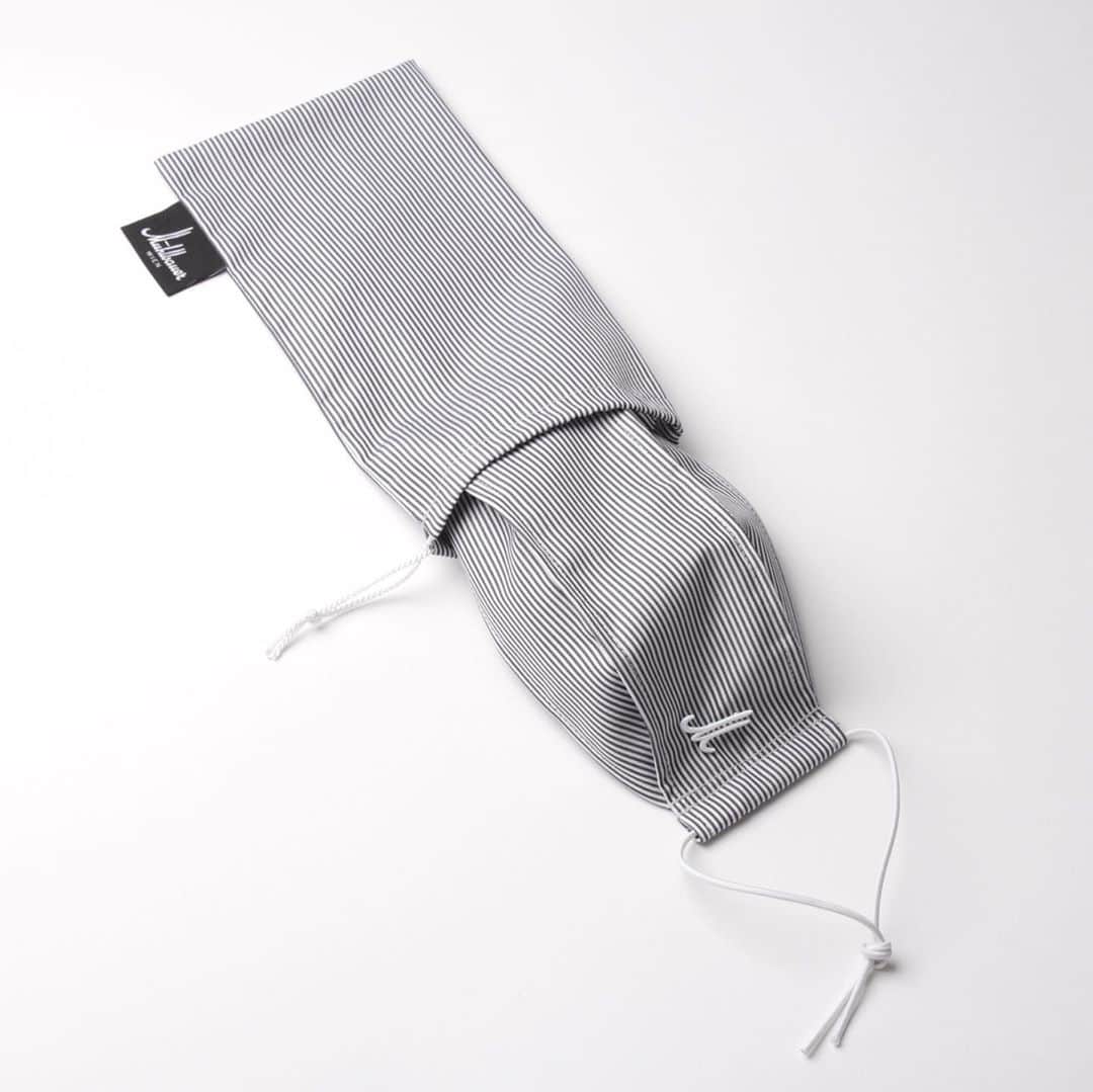のインスタグラム：「Mühlbauer | THE MASK as your constant companion even easier to handle with „POCHI“ the little bag and strap „LIBON“. ▪️ Thank you for your patience, our workshop was a bit overrun by orders. But hopefully our designs will lighten up your mask-life. #muhlbauer #mask #daily #handmade #groundhogday」