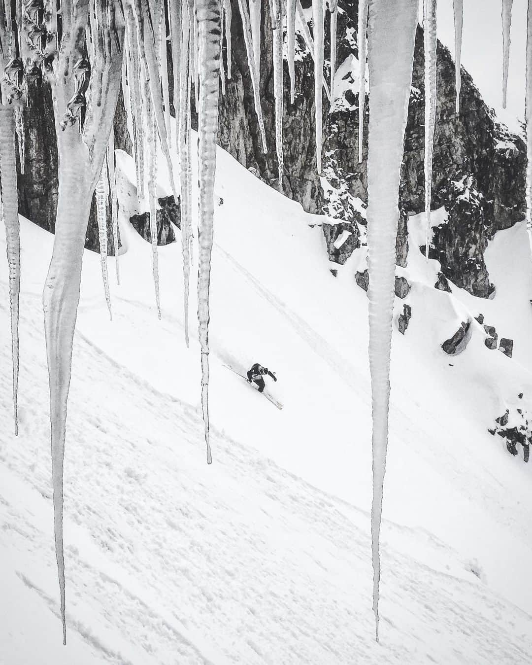 ジミー・チンさんのインスタグラム写真 - (ジミー・チンInstagram)「Summer down low. Winter up high. Kicked off the flip flops for a few late season missions to some less traveled corners of the backyard.⁣ @jimmyhartman zending. ⁣ 2nd 📸 by @jimmyhartman ⁣ ⁣ #recreateresponsibly #exploreresponsibly」5月27日 23時56分 - jimmychin