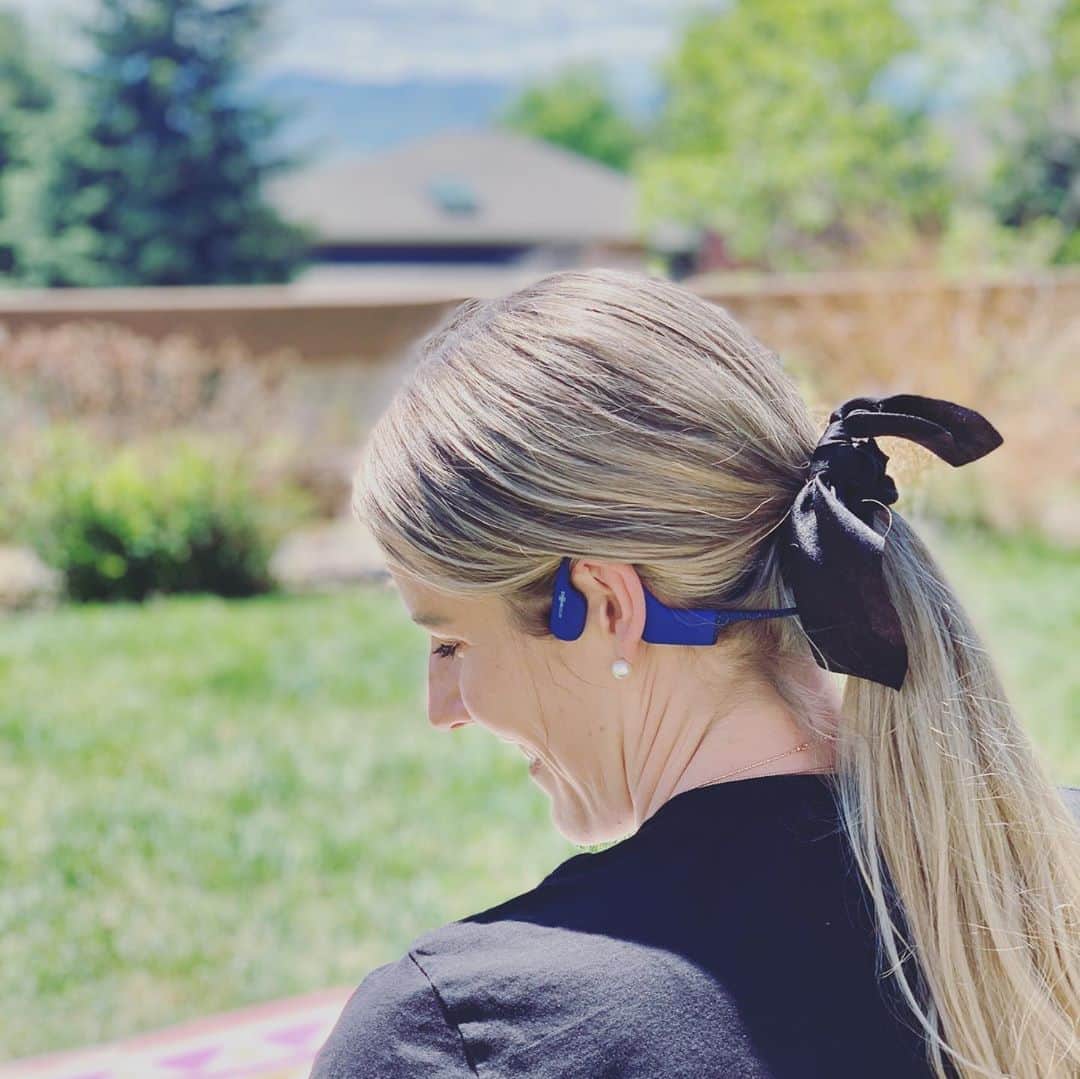 のインスタグラム：「As we get to the end of May, and the end of Mental Health Awareness Month, something has been weighing heavy on my heart. Mental Health Awareness should be recognized and prioritized ALL. YEAR. LONG. Our mental health HAS to be a priority in each of of our lives. While working out and physical activity are a crucial part of staying healthy, you know what else is? Rest. I will be the fist to admit that as a professional athlete, I was terrible at rest days and truth be told, as a retired athlete, I think I’m even worse at them. I am constantly pushing my body, and while I do truly love this, I need to be better at recognizing the importance of letting my body, both physically and mentally, rest and be still. I’ve been using my @aftershokz not only for my workouts, but also for my rest days, when I pull my yoga mat into the Colorado sunshine and do restorative yoga and meditation. Adding this to my weekly schedule has made a world of difference for me physically and emotionally, not to mention that savasna’s with a 110 pound dog trying to lick your face off can’t help but bring a smile to your face. How can you intentionally add resting and being still into your lives!?☀️💛」