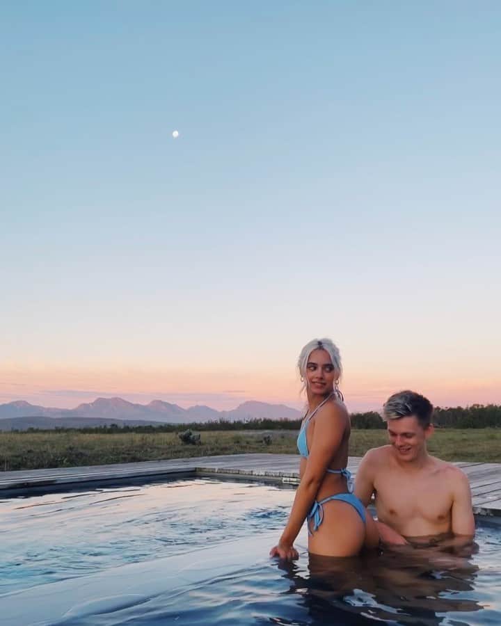 カスパー・リーのインスタグラム：「I don’t know about you but I miss making eye contact with pool floors.」