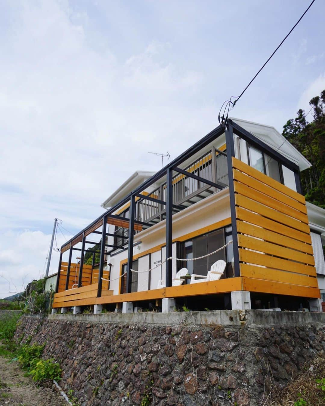 小堺大輔さんのインスタグラム写真 - (小堺大輔Instagram)「遂にKAMOGAWA BEACH HOUSEの外装塗装工事が完了し、大規模な工事はこれにて終了しました。  海一望ですが、裏が山の際に建つ家なので虫との戦いもあるんですが（やばいサイズのクモとかでる涙）、全ての隙間工事も徹底的にやり、遂に虫が入らない家になりましたーー！ いや〜、これはでかい。 これであのボロボロだった民家が最高なBEACH HOUSEに生まれ変わりました。  俺のこだわりに付き合ってくれた小堺工務店のスタッフのみんな！ 本当にありがとう！ @masakikumehara  @51.s.51  @yuji_kami  @taipe_e  @toshioo456  さて、今週は自粛もいよいよ解けたということで、仲間達が日替わりで遊びにきてくれてます。 こういう事がやりたかった！って毎日を過ごしてます。  東京からジャスト100km、時間にして1時ちょいでつく大自然。 都会の家ともう一つ自然を満喫出来るライフスタイルを持つ。  これからの時代とくに大事になってくる気がします。  まだまだ安くていい土地や物件は沢山あるので、是非みんなも自然にもうひと宅いかがですか？  お近くのにきた際は是非遊びに寄ってくださいね〜。 .  #beachhouse  #鴨川 #KAMOGAWABEACHHOUSE #WAWW #小堺工務店 #田舎暮らし #slowlife」5月28日 0時08分 - daisuke_kosakai