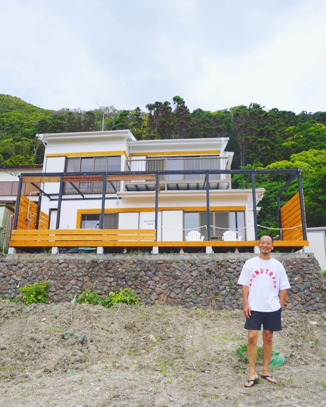 小堺大輔さんのインスタグラム写真 - (小堺大輔Instagram)「遂にKAMOGAWA BEACH HOUSEの外装塗装工事が完了し、大規模な工事はこれにて終了しました。  海一望ですが、裏が山の際に建つ家なので虫との戦いもあるんですが（やばいサイズのクモとかでる涙）、全ての隙間工事も徹底的にやり、遂に虫が入らない家になりましたーー！ いや〜、これはでかい。 これであのボロボロだった民家が最高なBEACH HOUSEに生まれ変わりました。  俺のこだわりに付き合ってくれた小堺工務店のスタッフのみんな！ 本当にありがとう！ @masakikumehara  @51.s.51  @yuji_kami  @taipe_e  @toshioo456  さて、今週は自粛もいよいよ解けたということで、仲間達が日替わりで遊びにきてくれてます。 こういう事がやりたかった！って毎日を過ごしてます。  東京からジャスト100km、時間にして1時ちょいでつく大自然。 都会の家ともう一つ自然を満喫出来るライフスタイルを持つ。  これからの時代とくに大事になってくる気がします。  まだまだ安くていい土地や物件は沢山あるので、是非みんなも自然にもうひと宅いかがですか？  お近くのにきた際は是非遊びに寄ってくださいね〜。 .  #beachhouse  #鴨川 #KAMOGAWABEACHHOUSE #WAWW #小堺工務店 #田舎暮らし #slowlife」5月28日 0時08分 - daisuke_kosakai