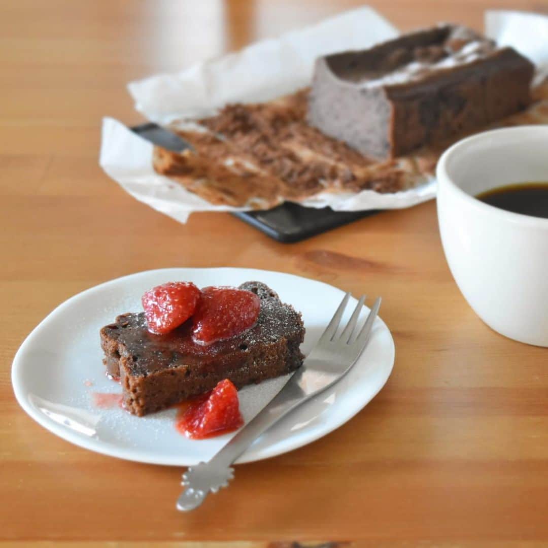 山崎佳のインスタグラム：「豆腐を使ったチョコレートケーキ。しっとりというより、もっちり？でもないか、どっしり？みっちり？みたいな感じ。そのままでも別に悪くはないんだけど、なんだか物足りない味だったので、煮たイチゴをのせたら、そのギュッとした甘酸っぱさでちょっと良い感じになった〜。 豆腐は粒々残ると豆腐っぽさでちゃった記憶がうっすらあるので、ハンドブレンダーでしっかりクリーム状にするのだけは丁寧にやった。 豆腐だからって、チョコも砂糖もがっつり入ってるので、ヘルシーとか痩せるとかのケーキでは全然ないです。  周りからちらほらと保育園再開の話入ってきたので、うちもあとちょっとかな〜♩なんて思っていたのですが、私が住んでるところは6月末まで登園自粛要請延長だそう。 え〜〜これもう1か月続くのか〜〜マジか〜〜きっつ〜〜って遠い目しながら焼いたケーキです。 子ども見ながら簡単なケーキくらいは焼けるけど、仕事は集中できないし下の子がパソコンやりたがっちゃうから無理。昼間はミーティング以外はいさぎよく諦めて、朝と夜に仕事の毎日。いつまで続くんだろ〜」