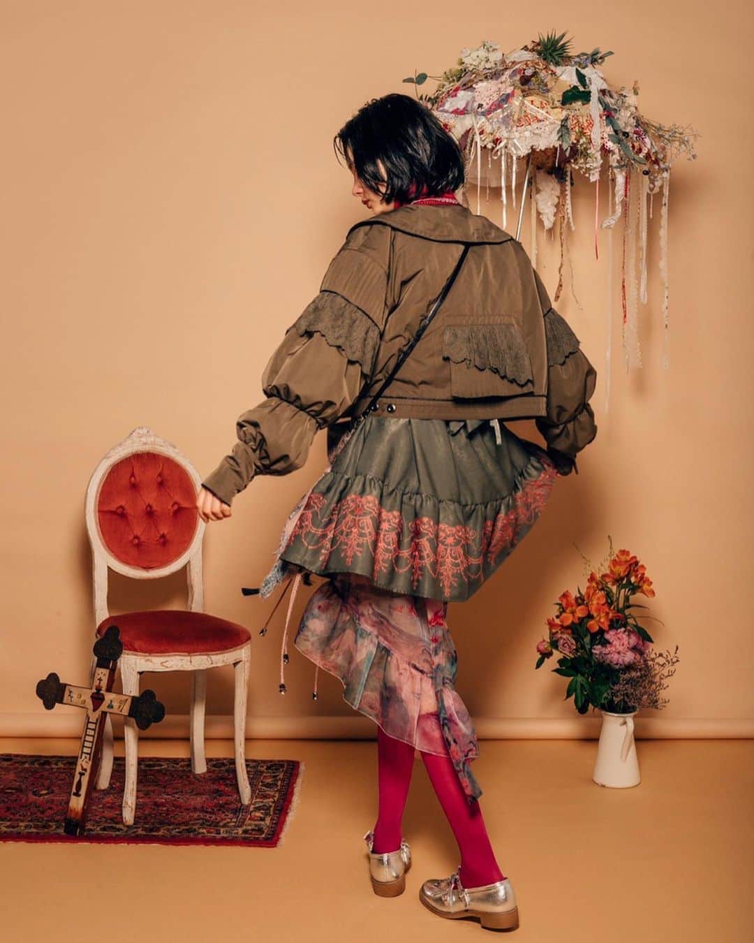 東佳苗さんのインスタグラム写真 - (東佳苗Instagram)「rurumu: 2020 autumn/winter🌨﻿ 【sacredness garden】 こちらのチュニックは172㎝のモデルさんが着てこのくらいのミニ丈なので、だいたいの方はワンピースとしても着用できます👗 付属の紐が3本付いてるので、ウエストでブラウジングしてパンツと合わせたり、左右の袖を絞る用に使ったり首にチョーカー的に巻いたり… 色々使用できて楽しいかなと思います✊🏻✨ 個人的にオリーブとマゼンタの組み合わせが好き🌳🎀 ポシェットも大人気…🎀 . ⚠️20aw WEBオーダーは 日付変わりまして明日！5/29(金) 23:59までとさせていただきます⚠️ 振り込み、お支払い忘れでキャンセルになる方もいらっしいますので、お支払い期限にご注意の上ご予約くださいませ🙇🏻‍♀️✊🏻 . 私と @rurumu.official のプロフィールにオーダー用のURLを掲載しております🌲 rurumu.official のIGTVに、先日行ったインスタライブLIVEの商品紹介のアーカイブも残しておりますので、 そちらもご参考に是非ご検討くださいませ🧚🏻‍♀️ .﻿ model：marta @martadelete﻿ photo：fujii yui @fujii_yui﻿ hairmake：山本りさ子 @yamamotorisako﻿ assistant：中居海帆 @mmiho_n﻿ design&styling&direction：東佳苗 @usagi_kanae﻿  #rurumu2020aw #rurumu﻿」5月28日 0時12分 - usagi_kanae