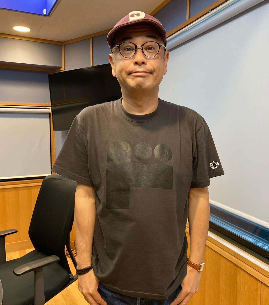 中島ヒロトさんのインスタグラム写真 - (中島ヒロトInstagram)「Tシャツチャレンジ（ドーカス編）。 ヴェニスくんから頂いた、“ドーカス”の“ド”Tシャツ。墨黒な感じのボディが好きです。 ドーカスは、この状況もあって、6月1日から、2020SSのリリースがスタート。すでにTシャツ数枚とパンツなどチェック済み。1日が楽しみ。気になる方はハッシュタグ辿ってサイトをチェック。 ヴェニスくん、いつもありがとうございます。また、ゆっこちゃんも一緒に、ワーワー飲みましょう！ カズくん、ぼちぼちキャンプっスよ。  #dorcustopbreedingsystem  #dorcus  #kaz1 #camplay  #workdaysbecameplaydays  #staycreativestayplayful」5月28日 0時32分 - djhirotonakajima