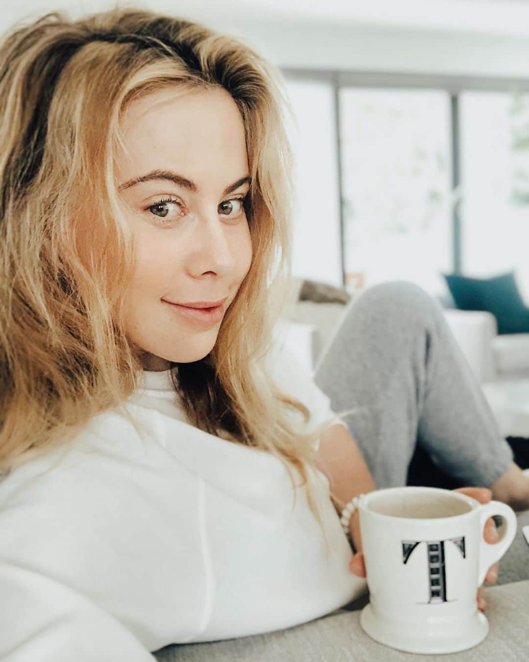 タラ・リピンスキーのインスタグラム：「My favorite time of day. ☕️ I love routine and this quarantine has definitely messed with that. But I still get irrationally excited when I open my eyes every morning to start “Coffee Time”」