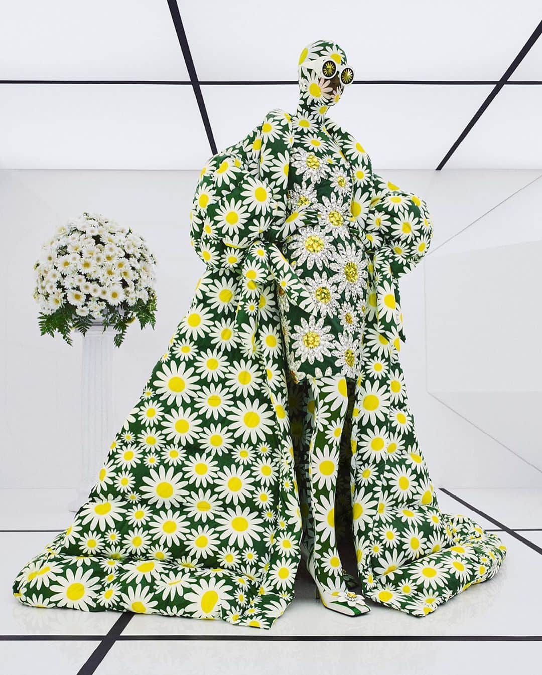 モンクレールさんのインスタグラム写真 - (モンクレールInstagram)「The classic shapes of couture defined by huge skirts cinched to the body. The new #MONCLERRICHARDQUINN collection is available tomorrow. _ #MONCLERGENIUS @RichardQuinn」5月28日 0時51分 - moncler