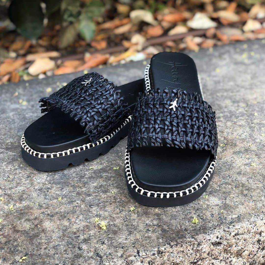 エンリーベグリンのインスタグラム：「Detailed shot of our handmade #HenryBeguelin Slipper Intreccio Rete Nero(black). #HBSS20」