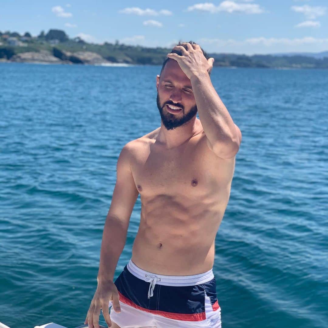 エムレ・チョラクのインスタグラム：「🌝 #acoruña ❤️」