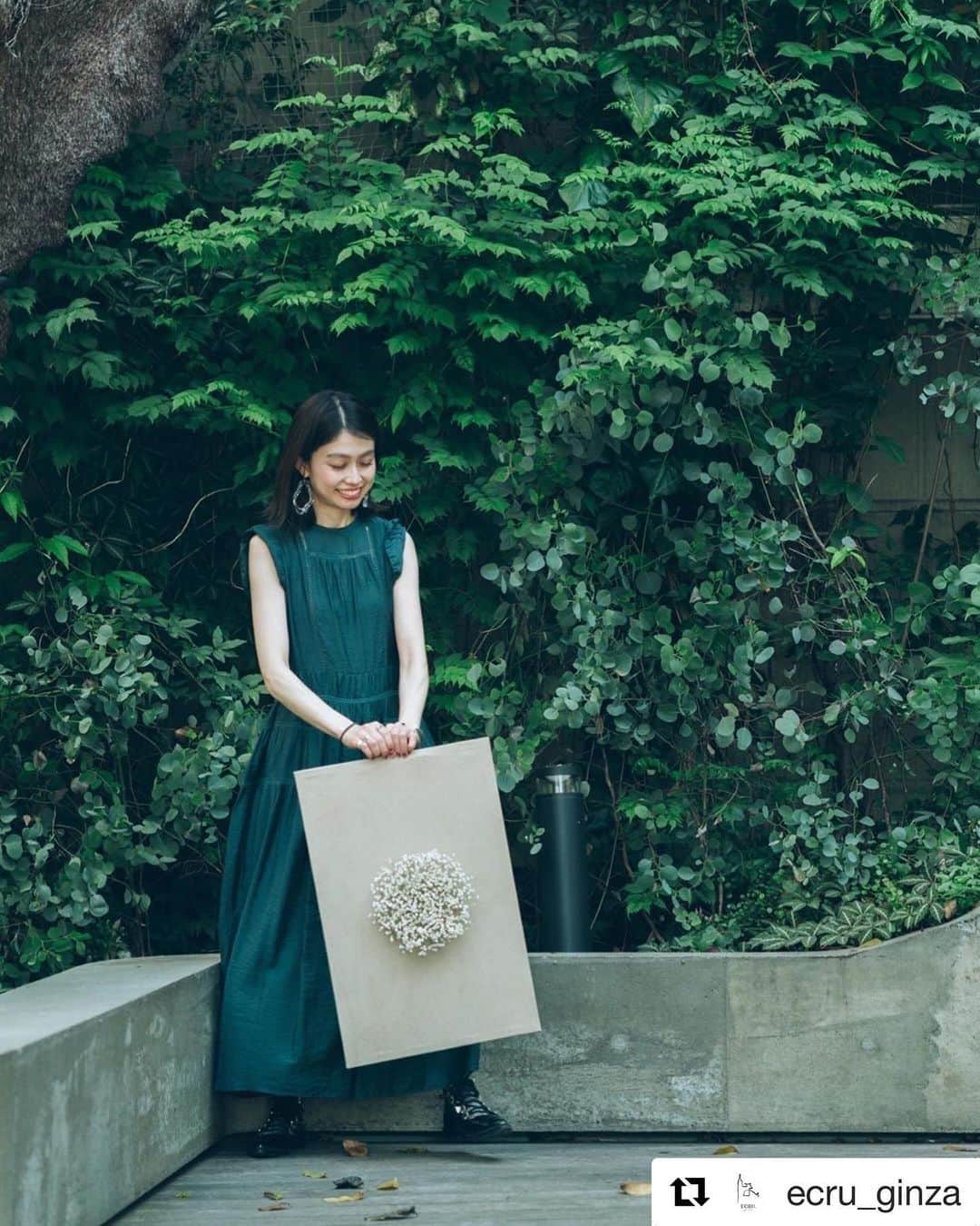 木野園子のインスタグラム：「#Repost @ecru_ginza with @get_repost ・・・ 「ÉCRU. GINZA + qui no + Hyle」﻿ ストア販売は5/31（日）まで。﻿ ﻿ いろんな巡り合わせで今回はオンラインストアのみでのお目見えとはなってしまいましたが、﻿ この期間だからこそ、qui no + Hyleとエクリュギンザが日々大切にしたい想いを﻿ さらに強く重ね、商品として送り出すことができた気がしています。﻿ ﻿ 日にちも数も残りわずかですが、気に入っていただけた方に届けられると嬉しいです。﻿ ﻿ ドライフラワー＋コーヒー染めキャンバス(L)﻿ コーヒー染めのキャンバスとドライフラワーの組み合わせ﻿ “Gypsophila/カスミソウ”」