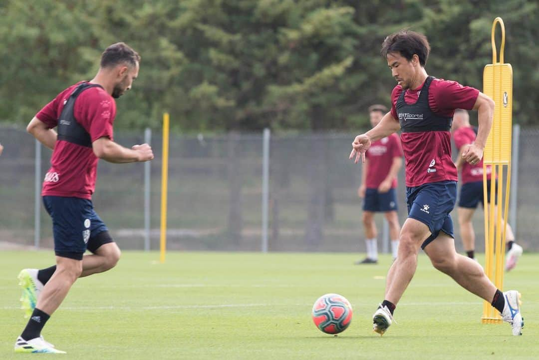 岡崎慎司さんのインスタグラム写真 - (岡崎慎司Instagram)「keep work ⚽️💪💪😊 スペインでも暑い夏が始まってます。日本はどうですか？手洗いうがいを継続しつつ、水分もしっかりとって下さい！ あと運動をする前は必ず準備運動して下さい！ 体が固まった状態のトレーニングがいかに危険か実感してます😅 不安な人もいるかと思いますが、しっかり対策して、少しずつ日常を戻していきましょう💪💪 #練習は楽しいけど#ピッチに敵が #大量の虫#目や口に虫が侵入 #暑い夏#水分補給 #手洗いやうがい#継続しよう#コロナに負けない#対策をとろう」5月28日 1時01分 - shinjiokazaki_official