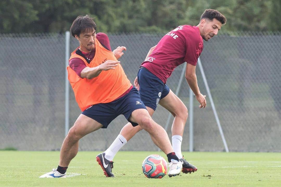 岡崎慎司のインスタグラム：「keep work ⚽️💪💪😊 スペインでも暑い夏が始まってます。日本はどうですか？手洗いうがいを継続しつつ、水分もしっかりとって下さい！ あと運動をする前は必ず準備運動して下さい！ 体が固まった状態のトレーニングがいかに危険か実感してます😅 不安な人もいるかと思いますが、しっかり対策して、少しずつ日常を戻していきましょう💪💪 #練習は楽しいけど#ピッチに敵が #大量の虫#目や口に虫が侵入 #暑い夏#水分補給 #手洗いやうがい#継続しよう#コロナに負けない#対策をとろう」