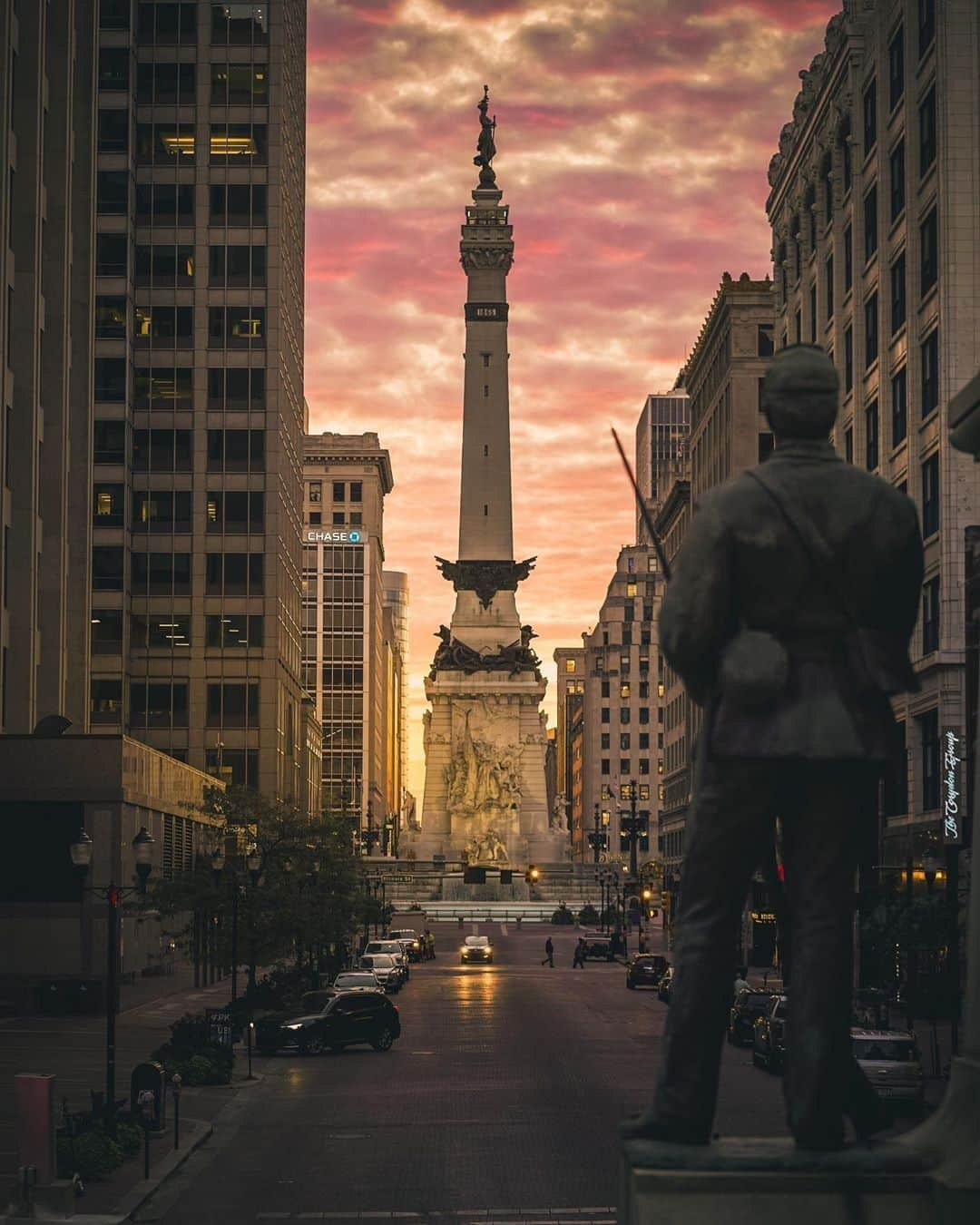 Visit The USAさんのインスタグラム写真 - (Visit The USAInstagram)「Loving this perspective of downtown Indianapolis, Indiana. It’s hard to beat a sunset view in this capital city. 🌆 Have you been to Indianapolis before? 📷: @aaron.creates #VisitTheUSA #TogetherInTravel」5月28日 1時00分 - visittheusa