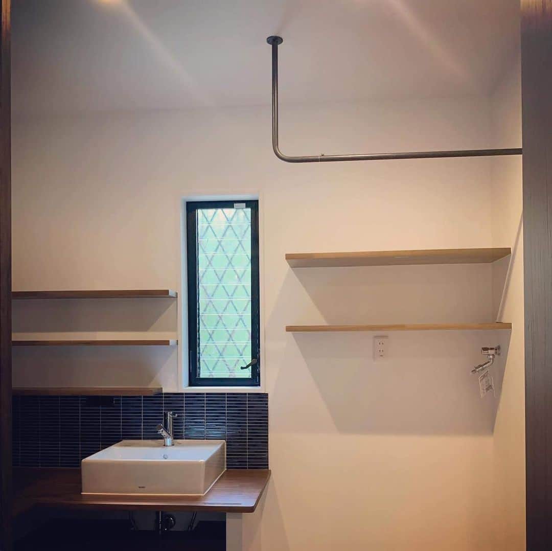 LABOdezaoさんのインスタグラム写真 - (LABOdezaoInstagram)「#オウチノコトカンガエル 【ランドリースペースの作り方】 ◆室内干しを間取りに取り入れるには 🔹物干しの設置 室内干しの環境を整える方法として比較的お手軽なのが、物干しシステムの設置です。リビングや階段ホールなど日当たりがよく風通しが良い場所の天井や壁に、専用の物干しシステムを取り付けます。ワイヤーを渡すタイプ、竿を掛けるタイプなどがあり、使わないときには収納しておけるので、床置きの物干しスタンドのように場所を取ることもありません。その都度収納するのが面倒という人には、そのままでも違和感のない、デザイン性の高い物干しを採用するのもおすすめ。梅雨の時季などに除湿機を併用することを想定して、コンセントも確保するのも理想的です。 🔹家事室・ランドリースペース 家事室やランドリースペースの導線を工夫し、物干し専用の場所を確保しておけば、急なゲストの来訪時にも慌てずに済みます。洗濯機から取り出す→干す→乾いた洗濯物をしまう、という一連の作業がスムーズに行えるよう、効率の良い家事動線を意識した間取り計画も大切です。家事室を兼ねた広めの洗面脱衣室では、大がかりでなくても洗濯機前のちょい干しスペースを設けるのも最近人気のひと工夫なのです。 🔹インナーテラス インナーテラスとは、住居内に設けたテラスの役割を持つ空間のこと。 居室と窓の間にガラス引き戸の間仕切りを配置して、比較的コンパクトな空間を確保します。日当たりが良ければサンルームのように温かいため、室内干しはもちろん、お子さまの遊び場や植物を育てる温室としても活用できます。  #おうち時間 #おうち時間を楽しもう  #ランドリースペース #室内干し  #ホシ姫サマ  #ホスクリーン #上手工作所  #ライフスタイルリノベーション #マンションリノベ #マンションリノベーション #デザオ建設 #デザオ #DEZAO  #DsLABO #京都#戸建リノベーション #リノベーション #リフォーム  #注文住宅 #マイホーム  #家 #住宅 #建築 #暮らし #マイホーム計画 #インテリア #デザイン #家づくり ＊デザオ建設のリフォーム、詳しい情報はこちらからどうぞ → @dezaoreform」5月28日 0時53分 - dezaoreform