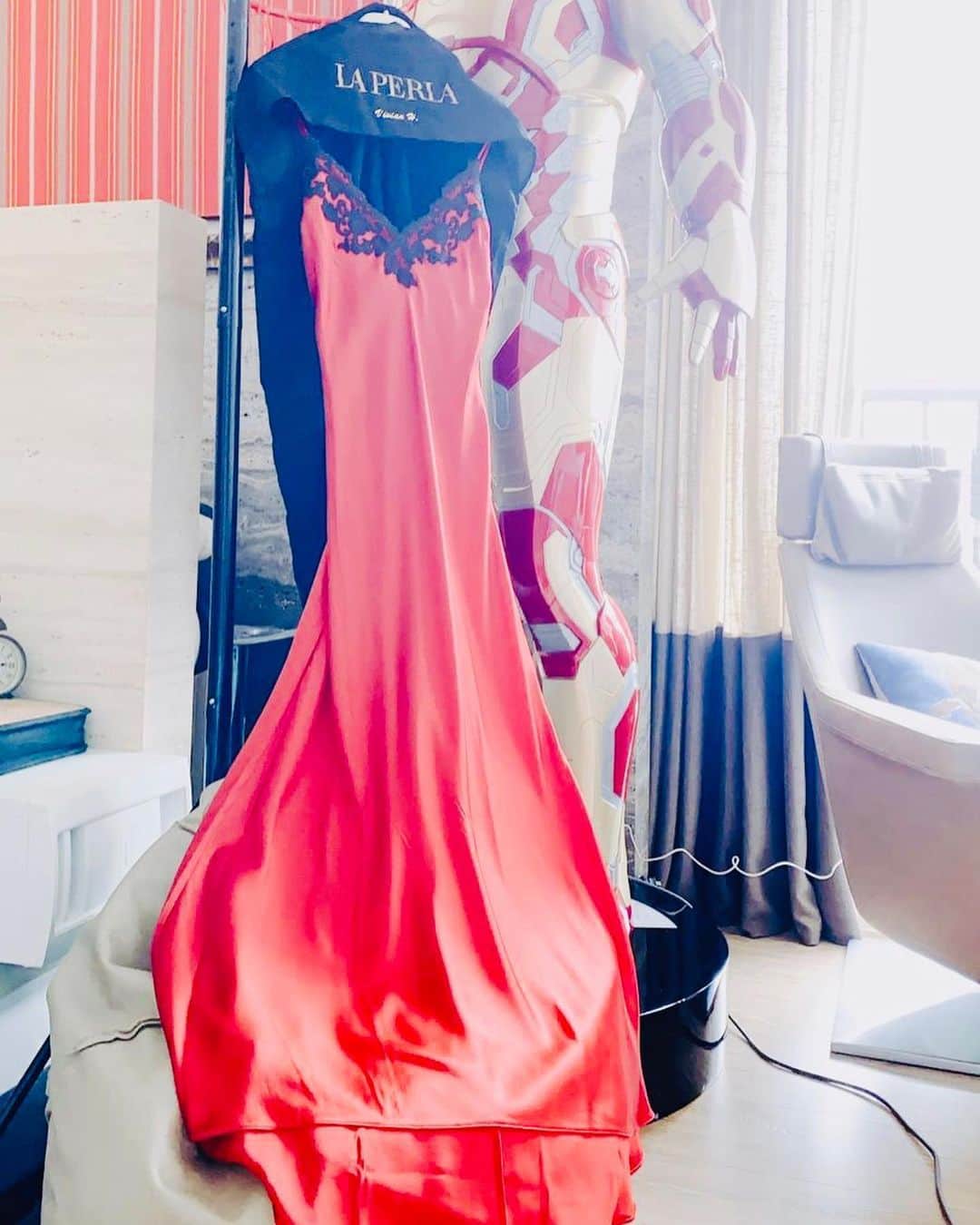 ビビアン・スーさんのインスタグラム写真 - (ビビアン・スーInstagram)「妳太美💃🏻～ 可以留到表演的時候穿嗎？ @LaPerlaTaiwan #紅衣小女孩 #LAPERLAWOMEN」5月28日 0時56分 - vivianhsu.ironv