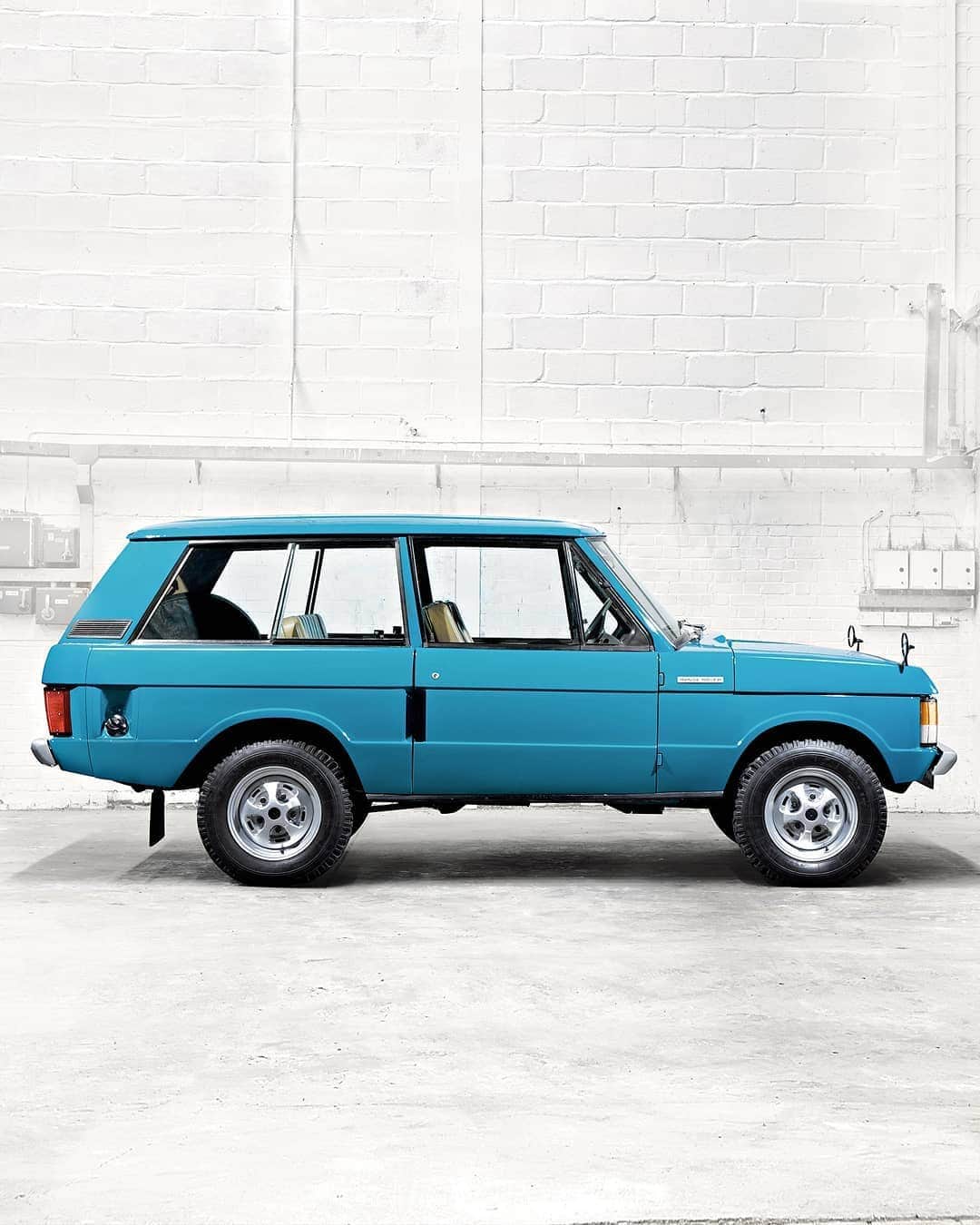 Land Roverさんのインスタグラム写真 - (Land RoverInstagram)「From our initial prototypes and through the ‘classic’ period of the 70s, #RangeRover introduced luxury and refinement to the 4x4 leisure market. Enjoy some jewels from the Range Rover archive on our IG Story. #RangeRover50 #50YearsOfRangeRover #RangeRoverMemories」5月28日 0時58分 - landrover