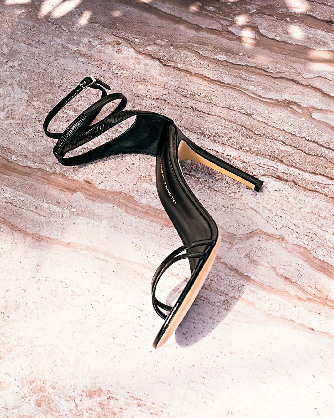 Giuseppe Zanotti Designさんのインスタグラム写真 - (Giuseppe Zanotti DesignInstagram)「Swirl. Twirl. Thrill. The CATIA. #GiuseppeZanotti #gzss20」5月28日 1時02分 - giuseppezanotti