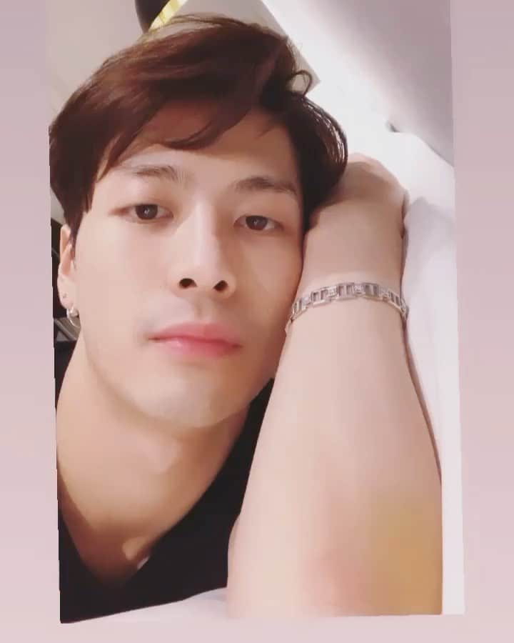 ジャクソンのインスタグラム：「A crazy week honestly 💤🛏 #jacksonwang #잭슨 #王嘉爾」