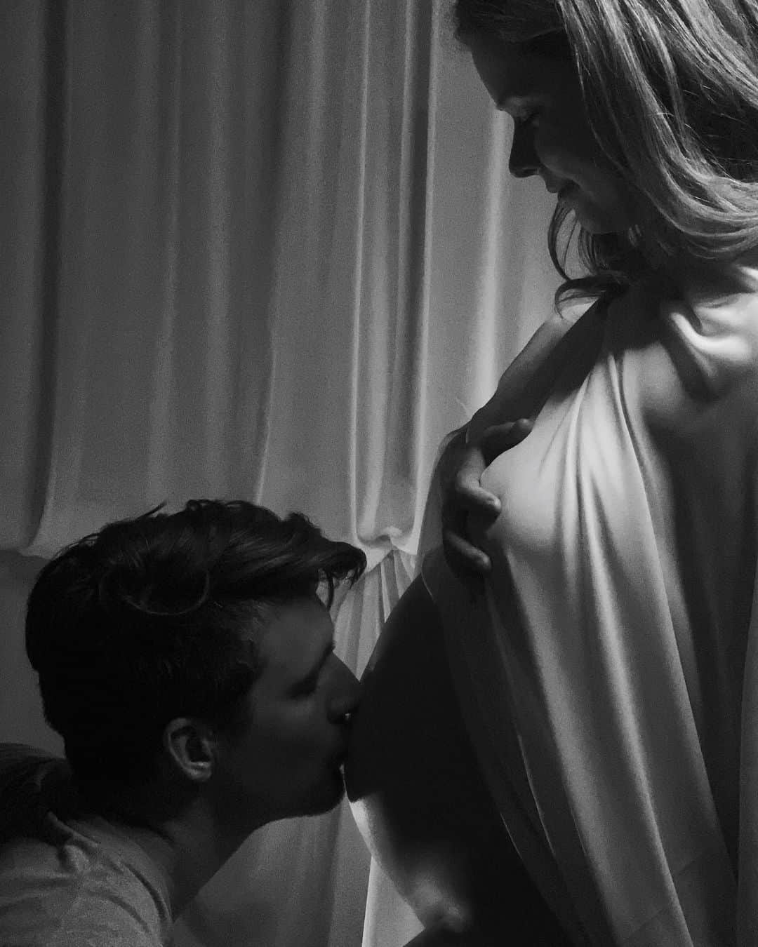 のインスタグラム：「We are so beyond excited to finally share our sweet news with all of you ✨ we will be welcoming a precious little human this October! Today marks our 2nd wedding anniversary and what better way to share our joy then on the day when our lives changed forever (the first time 😉) Motherhood is officially my favorite role ever! 🤍  @hudsonsheaffer thank you for making me a mom and for always being my unwavering rock and safe place. You bring out the adventurer in me and I feel like my truest self when I’m with you, luckily that’s all the time! I love every part of you with every part of me and will continue to love who you are and who you become especially as we enter this brand new chapter 🤍 Happy Anniversary baby! 🎉」