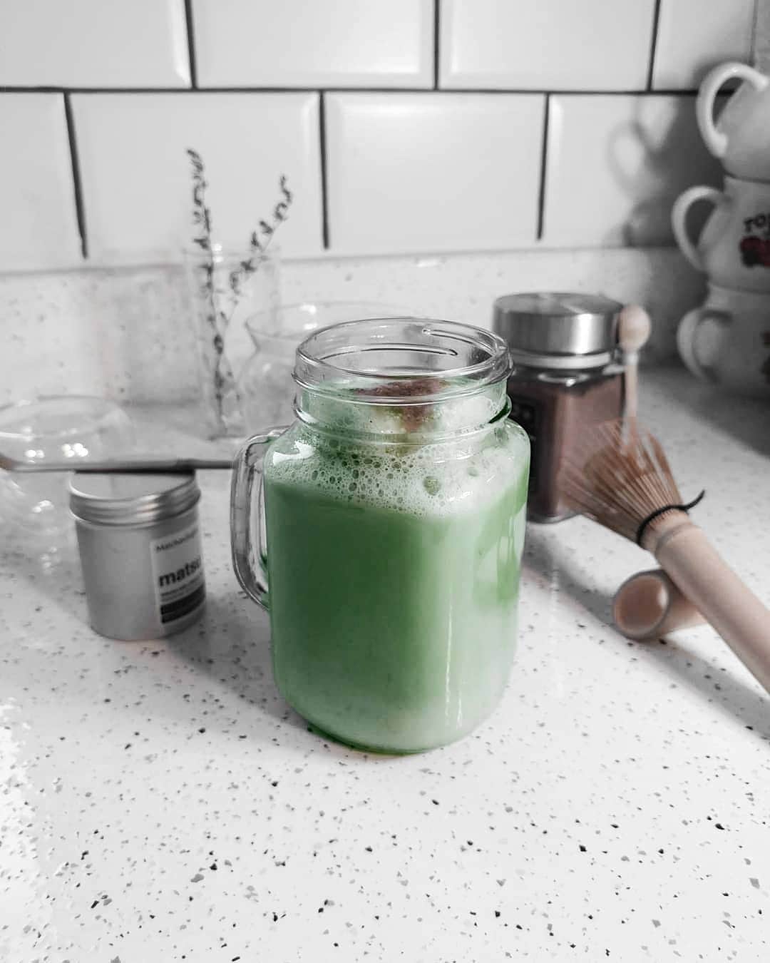 Matchæologist®さんのインスタグラム写真 - (Matchæologist®Instagram)「What's your favourite #Matcha #Latte Recipe? 🍵 Thanks to @bernnybear for sharing with us this stunning 😋 #Cinnamon #Matcha #Latte featuring our Matsu™ Ceremonial Matcha! 🌿 . 🙌 Our Matsu™ Ceremonial Matcha is the most popular matcha grade in our range. It’s artisan-roasted to produce a rich, creamy body and a smooth mouthfeel not unlike a perfectly brewed espresso. ☕️ . Try swapping out your morning coffee for matcha ☕️🍵. Not only is it packed with antioxidants, but it also gives your metabolism a healthy boost! 💪 . 👉 Click the link in our bio @Matchaeologist . Matchæologist® #Matchaeologist Matchaeologist.com」5月28日 1時32分 - matchaeologist