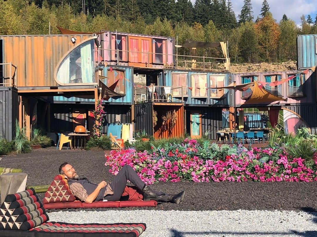 JR・ボーンのインスタグラム：「#wishfulwednesday Ahh the good old days when his tan was the only concern. Getting ready for tonight’s ep of #the100 and wishing the world was how it use to be.  #sanctum  @cw_the100  #peaceful #peace」