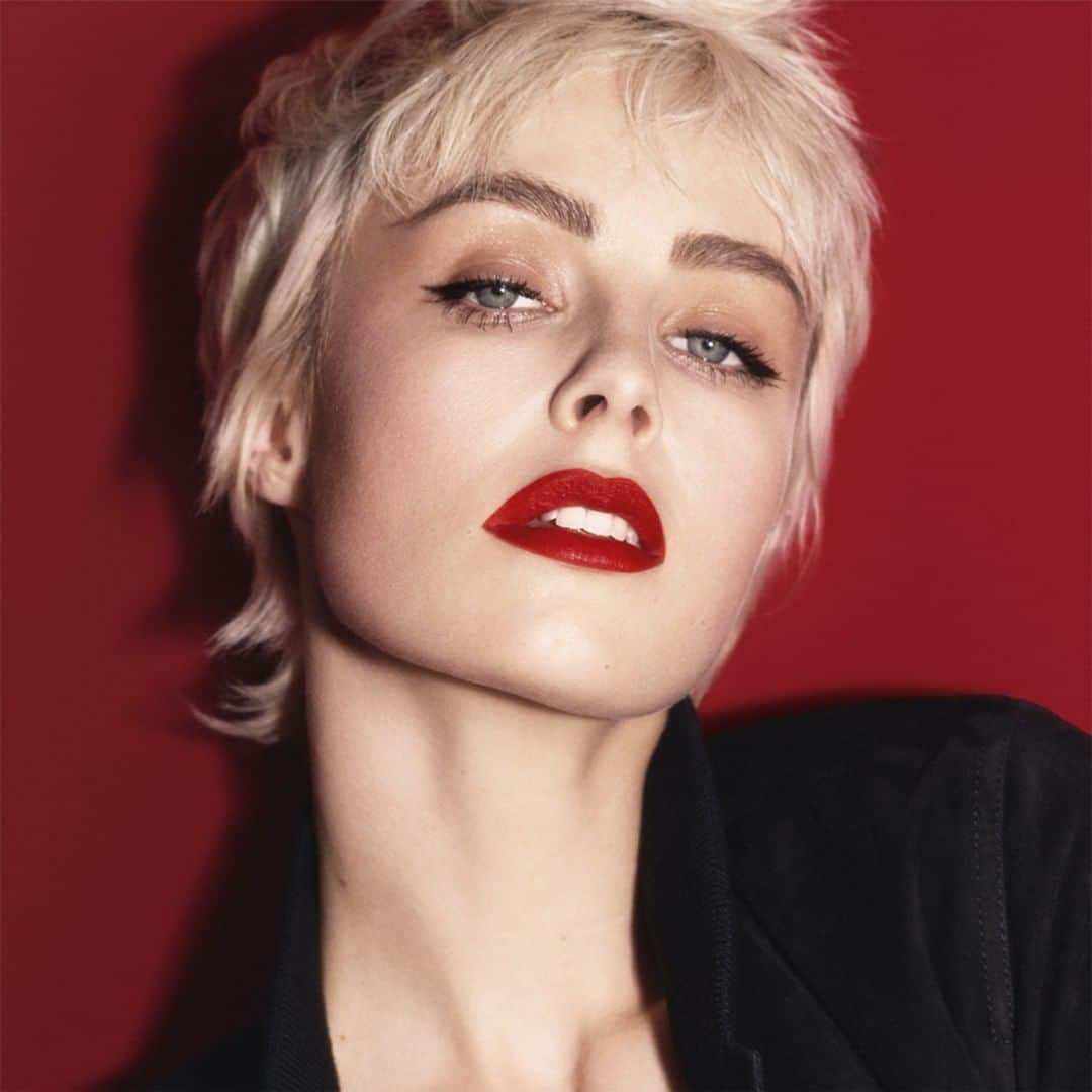 Yves Saint Laurent Beautyさんのインスタグラム写真 - (Yves Saint Laurent BeautyInstagram)「“I love the chicness of a matte textured lipstick. I adore the way it can be very chic, with a really couture finish.” - Tom Pecheux, Global Beauty Director for YSL Beauty  @ediebcampbell TATOUAGE COUTURE VELVET CREAM in N°201 ROUGE TATOUAGE #yslbeauty #tatouagecouture #velvetcream」5月28日 1時58分 - yslbeauty