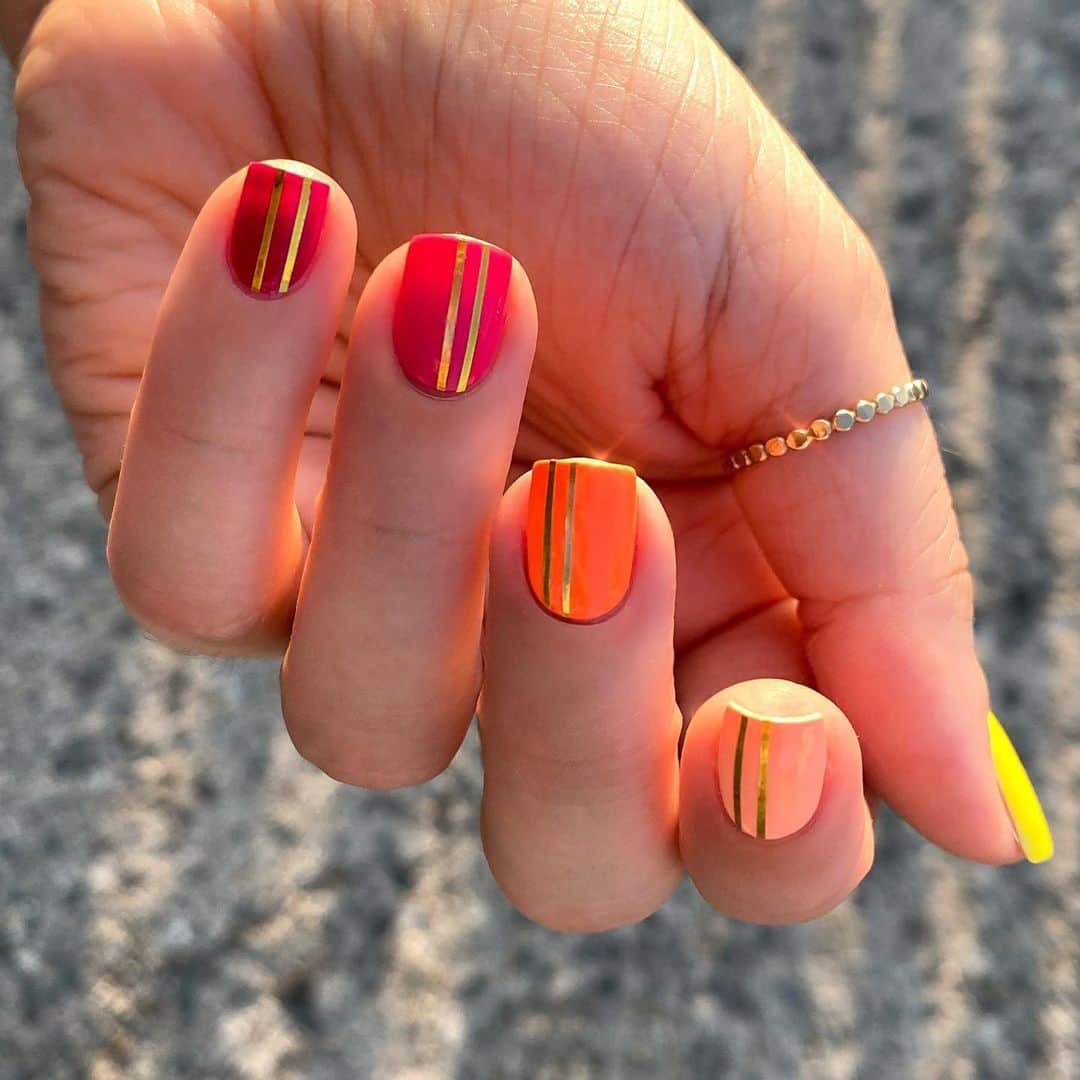 Soniaさんのインスタグラム写真 - (SoniaInstagram)「🌞🍑🌺🍒 - Gold nail tape instantly takes your ombré mani to the next level 🙌🏼 just place, trim & topcoat. Sequin ring from @onesixfivejewelry✨」5月28日 2時08分 - badgirlnails