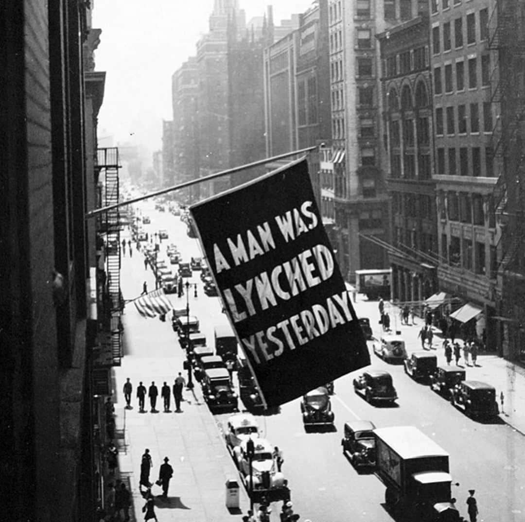 キー・ホン・リーのインスタグラム：「“A flag bearing the words "A MAN WAS LYNCHED YESTERDAY” was flown from the national headquarters of the National Association for the Advancement of Colored People (NAACP) between 1920 and 1938 to mark the lynchings of black people in the United States.” (Photo posted) “A modern art installation has been created by African American Dread Scott, inspired by the original NAACP flag. Scott was inspired to create the flag, which reads "A MAN WAS LYNCHED BY POLICE YESTERDAY", following the 2015 shooting of Walter Scott whilst running from a police officer in South Carolina.” #blacklivesmatter #JusticeForGeorgeFloyd Info from wikipedia. Thks to @mistterjin for sharing.」