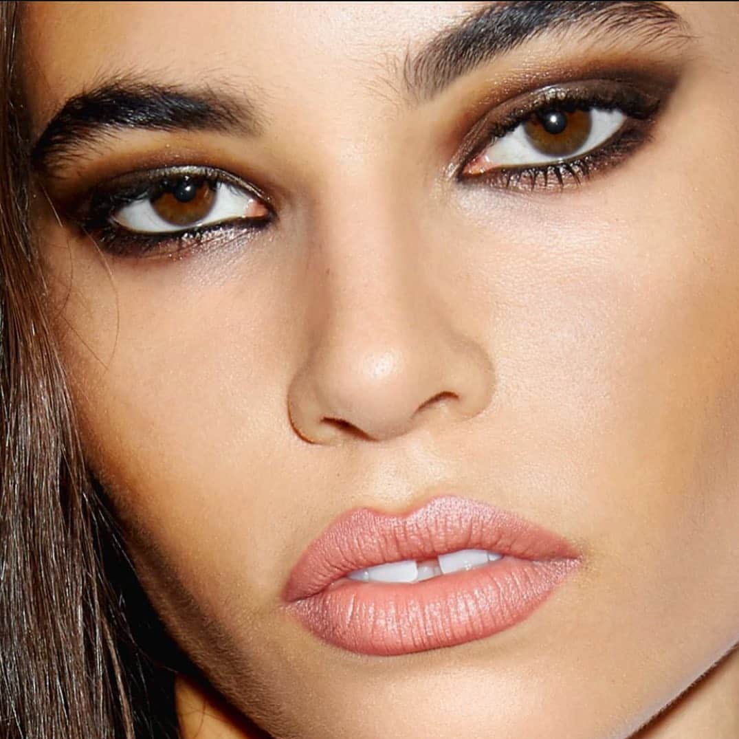 M·A·C Cosmetics UK & Irelandさんのインスタグラム写真 - (M·A·C Cosmetics UK & IrelandInstagram)「This bronze is a MOMENT👏🏼⁠ ⁠ Sexy 70s - iconic beauty with a rock n roll attitude.⁠ Created by @terrybarberonbeauty⁠ ⁠ #MACSkinEdit #MACCosmeticsUK #MACCosmetics」5月28日 2時12分 - maccosmeticsuk