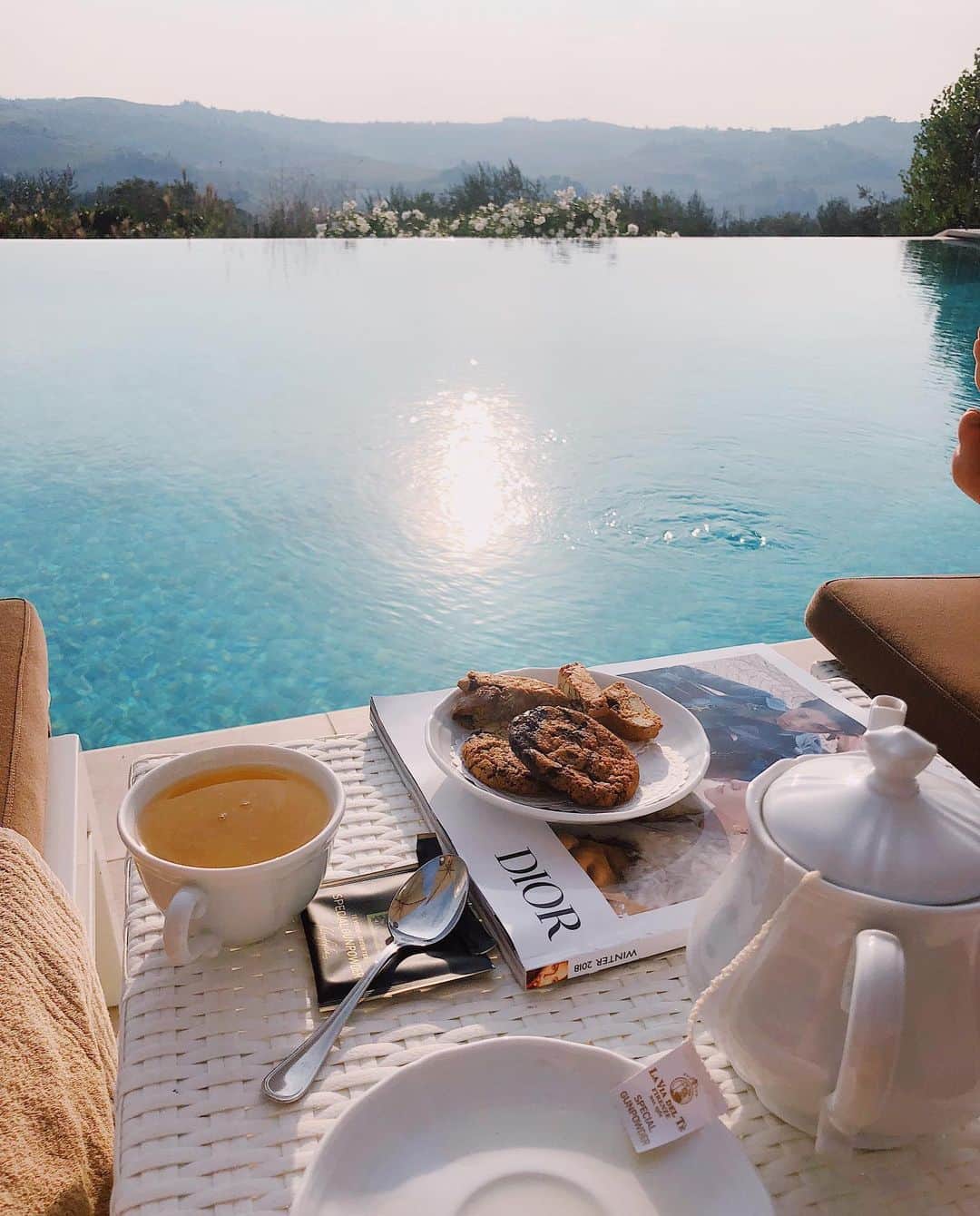 Hanneli Mustapartaさんのインスタグラム写真 - (Hanneli MustapartaInstagram)「I can’t wait to get to travel again and show Ferdinand our favorite places. Perhaps our first stop will be beautiful Florence and Tuscany. Until then, revisiting memories from a dreamy breakfast and tea by a pool will be nearly as good🌍」5月28日 2時16分 - hannelim