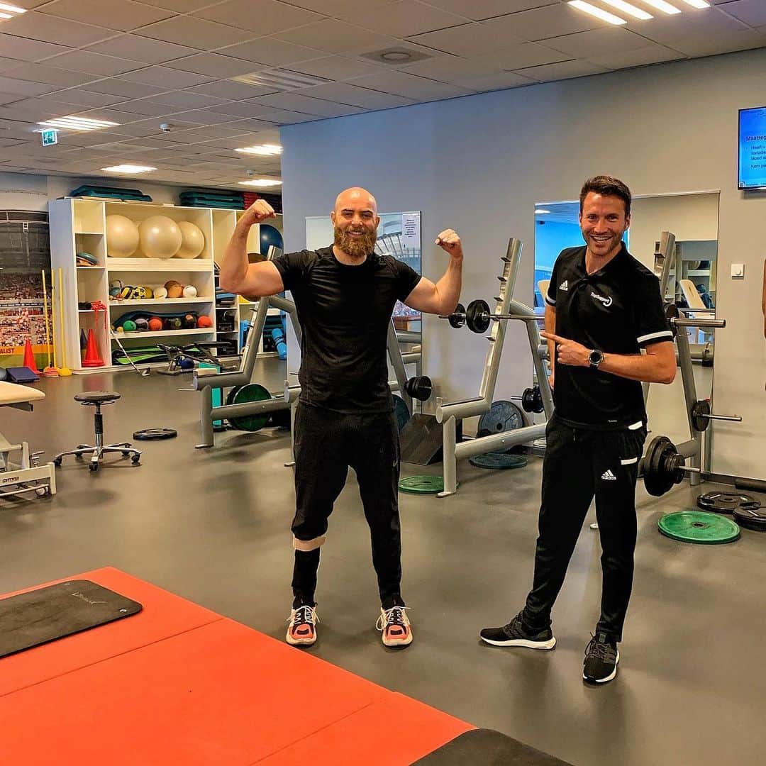 Showtekのインスタグラム：「Sometimes in life you meet people that lift you up, that push you forward and motivate you. If you do, try to hold on to them and try to make your self better and stronger. When I met @pimvanduin who became my personal physiotherapist and trainer at @topsupportanna I knew I was in good hands! Bro, thanks so much for being there for me, I couldn’t have done this without you. Thanks for all the help, mental and physical support, all the stupid jokes and even more important becoming a good friend! I feel stronger than ever! 💪🏼🦵🏼🦶🏻👊🏼👏🏼」