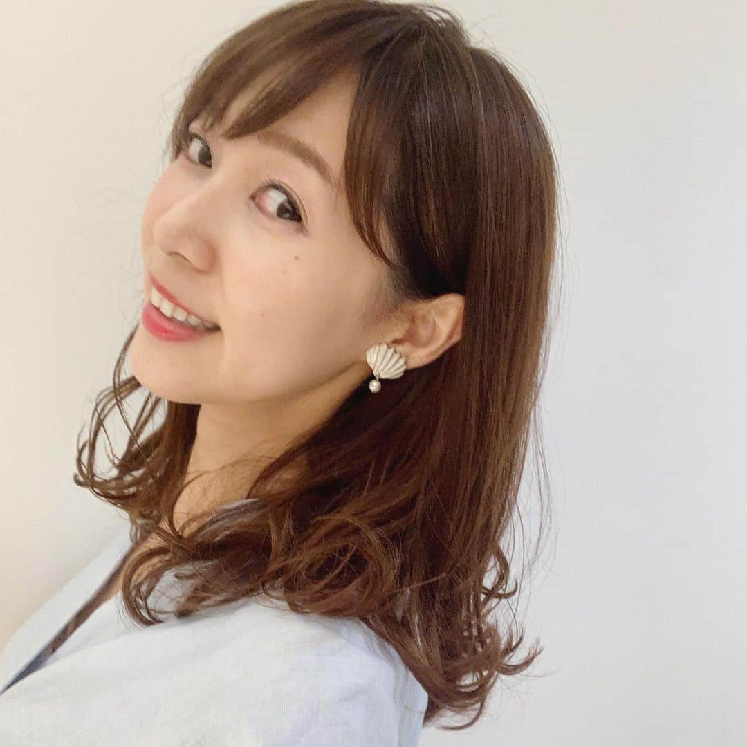 小野澤玲奈さんのインスタグラム写真 - (小野澤玲奈Instagram)「海で遊びすぎた時も﻿ 乾かさずに寝た時も﻿ コテで焦がした時も﻿ ﻿ 不心得者の髪を﻿ いつもいい感じに修正してくださる﻿ #トニーアンドガイ の美容師さんから﻿ 深い紅のバラが届きました🌹﻿ ﻿ わー🥰﻿ ﻿ ﻿ 早くお礼の気持ちを伝えたい… ﻿ 長年、それも毎月、﻿ 私のどうでもいい話を聞かさせる美容師さんの身になると。。笑 しかしこれからもよろしくお願いします🌹 ﻿ ﻿ #誕生日 ﻿ #🌹 ﻿ #tonyandguy  #トニーアンドガイ静岡 ﻿ #美容室帰りの写真  #髪型 #静岡美容室 #静岡市美容室」5月28日 2時22分 - reina.onozawa