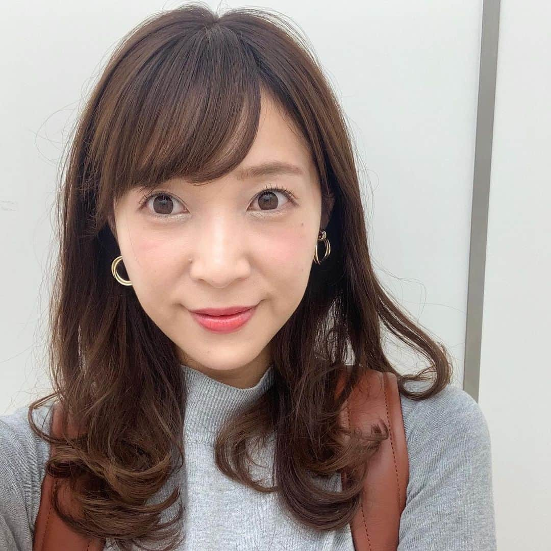 小野澤玲奈さんのインスタグラム写真 - (小野澤玲奈Instagram)「海で遊びすぎた時も﻿ 乾かさずに寝た時も﻿ コテで焦がした時も﻿ ﻿ 不心得者の髪を﻿ いつもいい感じに修正してくださる﻿ #トニーアンドガイ の美容師さんから﻿ 深い紅のバラが届きました🌹﻿ ﻿ わー🥰﻿ ﻿ ﻿ 早くお礼の気持ちを伝えたい… ﻿ 長年、それも毎月、﻿ 私のどうでもいい話を聞かさせる美容師さんの身になると。。笑 しかしこれからもよろしくお願いします🌹 ﻿ ﻿ #誕生日 ﻿ #🌹 ﻿ #tonyandguy  #トニーアンドガイ静岡 ﻿ #美容室帰りの写真  #髪型 #静岡美容室 #静岡市美容室」5月28日 2時22分 - reina.onozawa