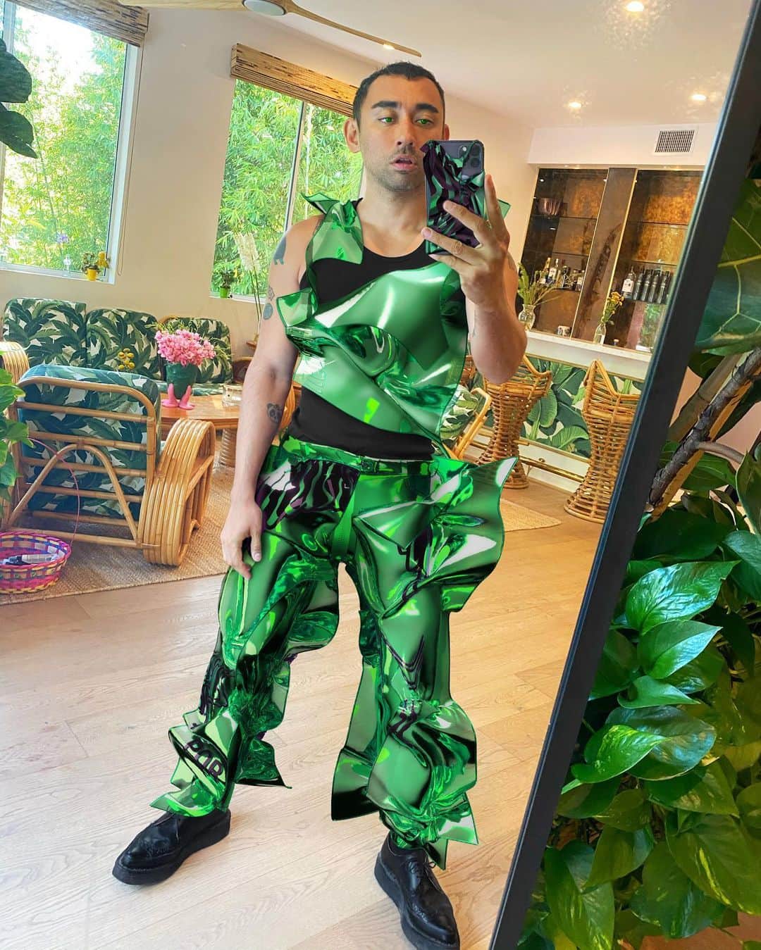 ニコラ・フォルミケッティのインスタグラム：「💚Ready for CHROMATICA 💚 CGI outfit by @tribute_brand ( custom CWETEK top , pant and phone case ) 💚」