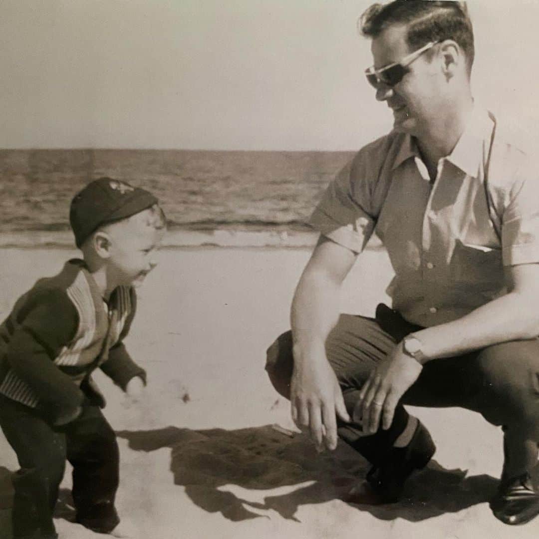 ロブ・ゾンビさんのインスタグラム写真 - (ロブ・ゾンビInstagram)「Happy 81st Birthday Dad! Here we are rocking out on the beach back in 1966. Good times! 👍🏼🎉😀🎁🎈🎂#happybirthdaydad❤️」5月28日 2時46分 - robzombieofficial