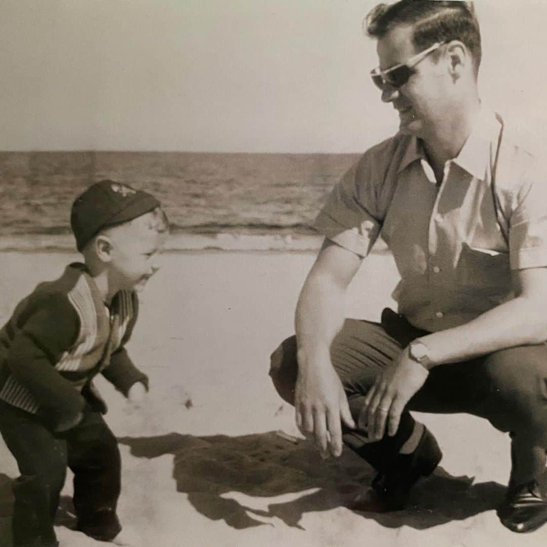 ロブ・ゾンビのインスタグラム：「Happy 81st Birthday Dad! Here we are rocking out on the beach back in 1966. Good times! 👍🏼🎉😀🎁🎈🎂#happybirthdaydad❤️」