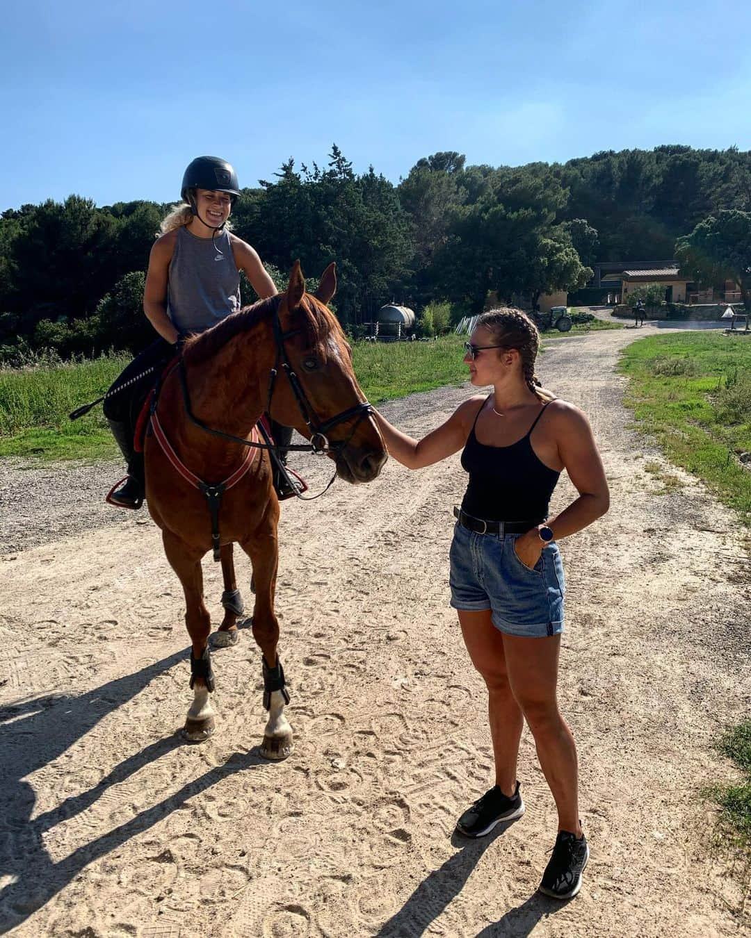 マチルド・グロさんのインスタグラム写真 - (マチルド・グロInstagram)「Day off for me, new friend today 😍 • ➡️ Insta VS Reality 🤣🤣 Swipe up ... • • • #dayoff #funnyday #newexperience  With @mylene_gros 💓」5月28日 2時40分 - gros_mathilde