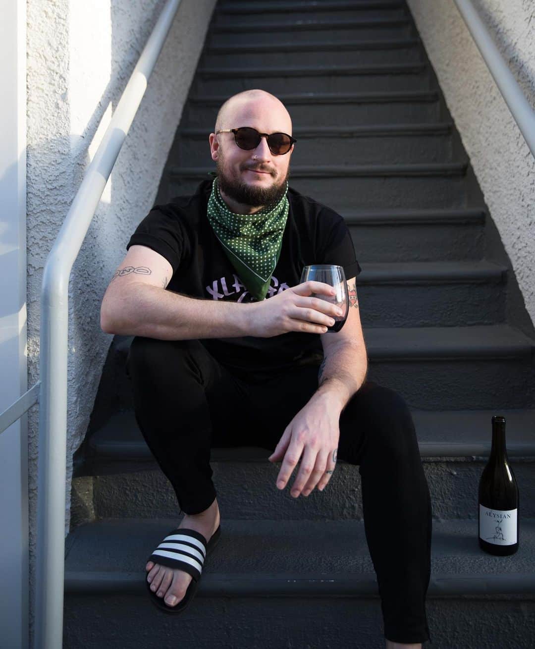 ローレン·ランドルフのインスタグラム：「This is my “porch,” and I’m happy to have it. #shmisterstairs」