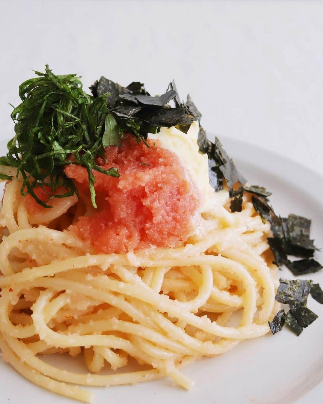 樋口正樹さんのインスタグラム写真 - (樋口正樹Instagram)「tarako pasta . たらこのスパゲッティ。 バターと大葉の海苔を よーく混ぜ混ぜしたら 見た目わるくなるけど とてもおいしいのよね。 . 無塩の自家製バターを 使って作りましたけど たらこスパゲッティが さらに美味しくなるよ。 . . #たらこパスタ #たらこスパゲッティ #お昼ごはん #パスタ部 #tarakopasta #tarakospaghetti #pasta #spaghetti」5月28日 12時14分 - higuccini