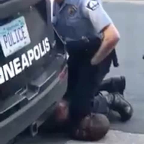 ティモシー・サイクスのインスタグラム：「⚠️WARNING: GRAPHIC IMAGES⚠️ Repost from @karmagawa In Minnesota earlier this week, George Floyd, an unarmed African American man, died after being arrested and the video that showed him being pinned to the ground by a white police officer who had put his knee on Floyd’s neck went viral. In the video, Floyd can be heard pleading with the police officer and telling him that he can’t breathe, to which the police officer says: “Relax”. Now all four police officers involved have been fired, but the mayor of Minneapolis and protestors across the country are demanding #justiceforfloyd calling for the officers involved to be charged and arrested. Protests tonight in downtown LA have erupted onto the highway with at least one of the protestors being injured and there are also protests and looting breaking out at a local Target and other area businesses in Minneapolis. What’s your take on all of this? We at Karmagawa believe strongly that we humans are all equal, #blacklivesmatter and we must #endracism so peaceful protests can be useful, but we are against looting and all acts of violence as we must all come together, NOT SPREAD HATE! Please comment below with your thoughts, share this sad post with your followers and tag people who need to see it and let’s all have a civil conversation to FIND A SOLUTION TOGETHER! #icantbreathe #looting #spreadlove #endviolence #protest #karmagawa」