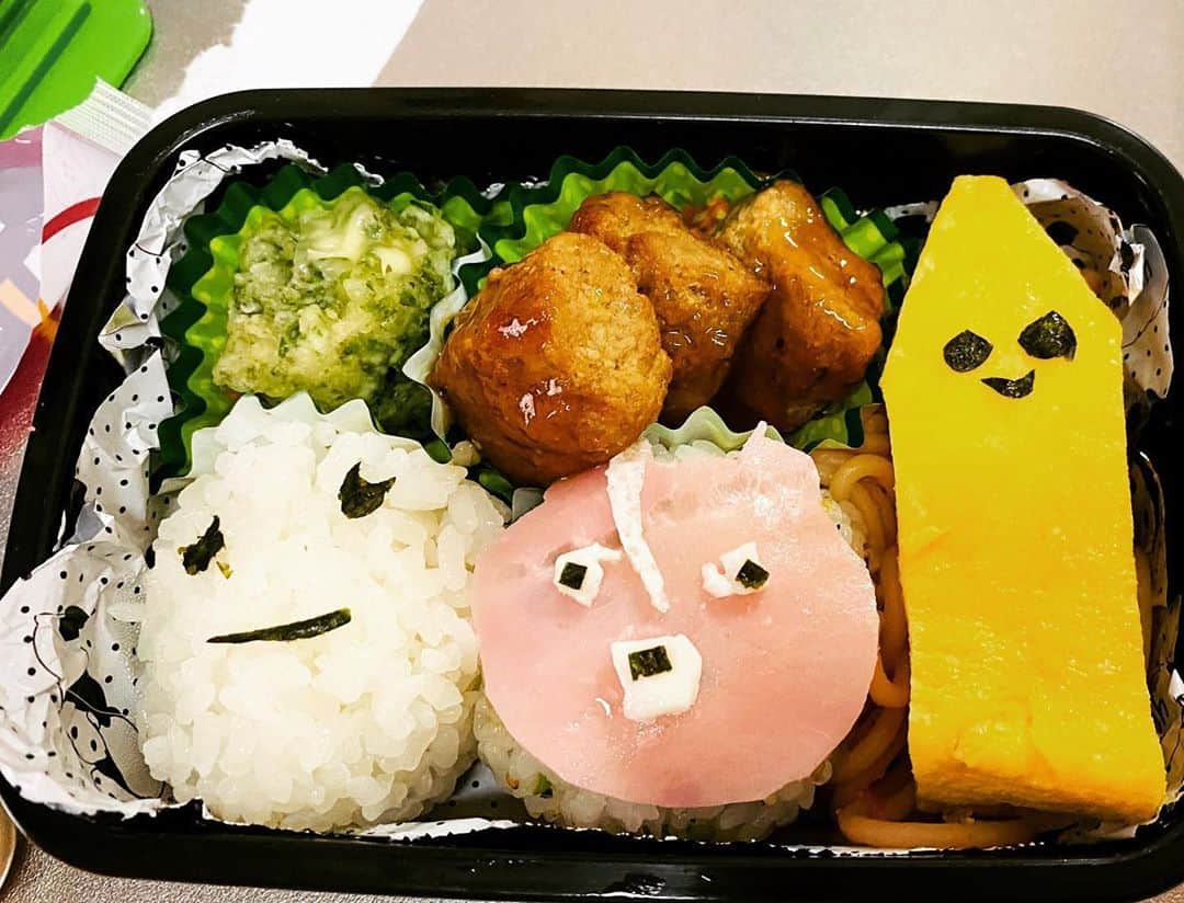 太陽チャンネルさんのインスタグラム写真 - (太陽チャンネルInstagram)「今日は登校日でお弁当の日だったんだけど、ぎっくり腰の太陽ぱぱがお弁当作ってくれたよ～まさかのキャラ弁wwwなんのキャラクターかわかるかな！？ 3つ全て当てた人には豪華プレゼント…は無いんだけど当ててみてね(^o^)👌 #キャラ弁 #パパのキャラ弁 #ぎっくり腰なのにありがとう」5月28日 12時11分 - taiyochannel