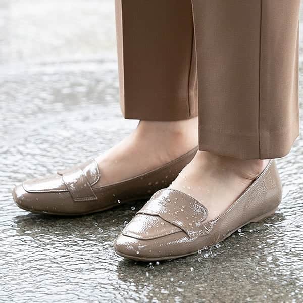 のインスタグラム：「.⁣ 雨の日でも気兼ねなく使える⁣ レインフラットシューズ✨⁣ ⁣ 一般的なローファーに比べ、⁣ 履き口が浅めなのでスッキリしたシルエット💛⁣ ⁣ 大人な女性らしさを演出します😊⁣ ⁣ プチプラなのにシンプルなデザインだから⁣ 高見えも叶う💖⁣ ⁣ 防水仕様で急な雨の日にも安心です。⁣ ⁣ —————————⁣ ☑梅雨対策 晴雨兼用⁣ レインフラットシューズ⁣ ￥3,499(税込)⁣ 品番：11065⁣ —————————⁣ ▶掲載アイテムはプロフィールのURLからご覧いただけます⁣ ⇨@outletshoes_official⁣ ⁣ ⁣ #outletshoes #アウトレットシューズ #R_fashion #ファッション部 #靴 #置き画くら部 #お洒落さんと繋がりたい #足元くら部 #おしゃれは足元から #fashion #pumps #ootd #follow #きれいめカジュアル #カジュアル #ローファー #梅雨対策 #晴雨兼用 #レインシューズ #レインパンプス #スクエアトゥ #今日の足元 #大人かわいい #きれいめコーデ #雨の日コーデ #通勤コーデ #olコーデ #上品 #menue #メヌエ」