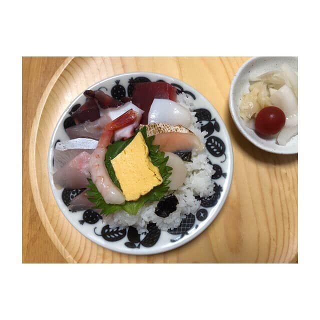 みのり(26)＠東京 ダイエットのインスタグラム：「朝ごはんと昼ごはん . . 海鮮丼 . . おはようございます😋 今日も夜勤だから、のんびりごはん！ . . 昨日は夜にチャパゲティ食べたんだけど、 すっごく美味しいのよ〜💓誰 . . #チャパゲティ . . ぜひ、お試しあれ♡ . ◉ライザップ公認の紹介アンバサダーです。 〜紹介特典で、お安く入会できます〜 . ▶︎全国どの店舗でもOK ▷２週間のトライアルコースもあります(^_^)/ ▶︎カウンセリング予約前にご連絡ください . ◎入会やカウンセリングをお考えの方、 ご質問なども、DM✉️ください。 . ★トレーニング見学もできます★ . 📺RIZAP TVCM出演 🏅RIZAP BMG ファイナリスト2017.2018 . #rizap #ライザップ . #ダイエット #diet #レコーディングダイエット #ダイエッター #公開ダイエット  #朝ごはん #morning #糖質オフ #食べて痩せる #おうちごはん #食べる #糖質制限 #低糖質ダイエット #和食 #クッキングラム #自炊女子 #腸内環境 #食事管理 #栄養 #fitmeal  #cleanmeals  #lowglycemic #玄米 #寿司 #sushi #sashimi」