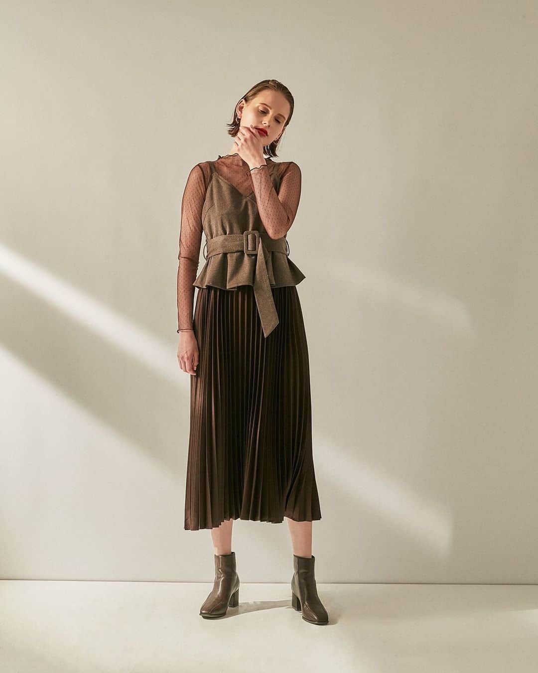 dazzlinさんのインスタグラム写真 - (dazzlinInstagram)「. .​ dazzlin 2020​ Autumn Winter season collection .​ . . ―――――――――――――――――――​ . . one-piece：¥11,000 blouse：¥4,500 shoes：¥10,000 .​ . ―――――――――――――――――――​ .​ .​ an imperious LADY​ .​ .​ 懐かしさの香るクローゼットを開けて、​ 今を生きる彼女達が時を経て纏うNeo70ｓ​ .​ かつての人々が愛したレザーやレース、​ ヴィンテージフラワー​ .​ 乾いた街中の風に吹かれながら​ 可憐に咲く花の様に​ .​ 相反する愛らしさと強さが溶け合った​ フェミニンスタイルを提案​ .​ .​ ―――――――――――――――――――​ .​ .​ 今は様々なことに気をつけながら​ 生活する毎日だと思いますが​ こんな時だからこそ、​ かわいいお洋服で笑顔になっていただけるよう​ ファッションの力を信じ、準備を進めています♡​ お楽しみにお待ちください。​ .​ .​ .​ #dazzlin #dazzlin_official #dazzlin_muse​ #dazzlin_autumn #dazlin_winter #2020AW #exhibition」5月28日 12時17分 - dazzlin_official