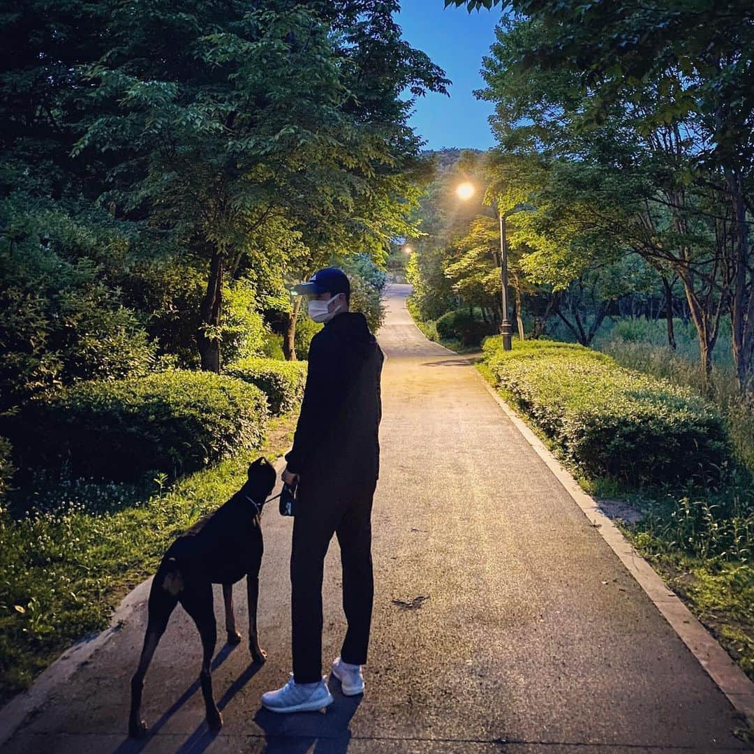 ペ・ジョンナムさんのインスタグラム写真 - (ペ・ジョンナムInstagram)「벨여사님과 산책 💚💚💚🌿」5月28日 12時19分 - jungnam_bae