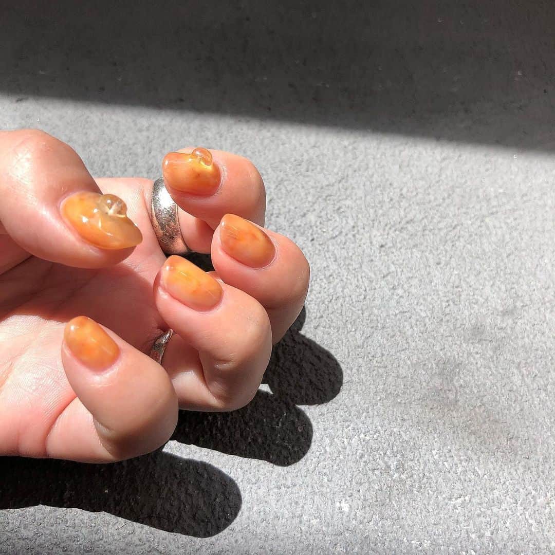 北岡りえのインスタグラム：「初夏の橙色🍊💭 明るい色にしたくておまかせに。 @_____minuit  #naildesign2020  #orangenails  #nuancenail #shortnails」