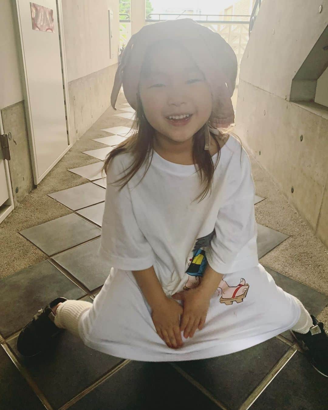 のインスタグラム：「4歳10ヶ月。 あと2ヶ月で5歳かぁ…この2ヶ月の成長はすごかったなぁ。たまたま離れずにすべてを近くで見ているからそう感じるというだけかしら。  #今日のなまこちゃん  #4歳10ヶ月」